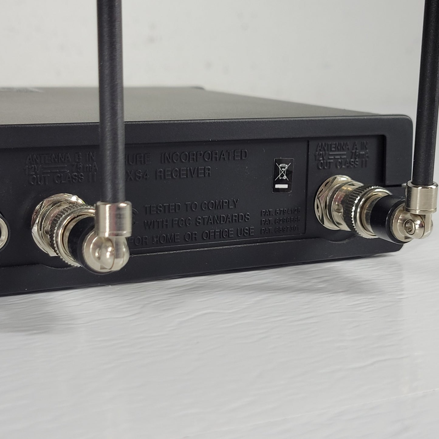SHURE Wireless Controller ULXS4 G3 470-506MHz, Both Antennae, No Power Supply