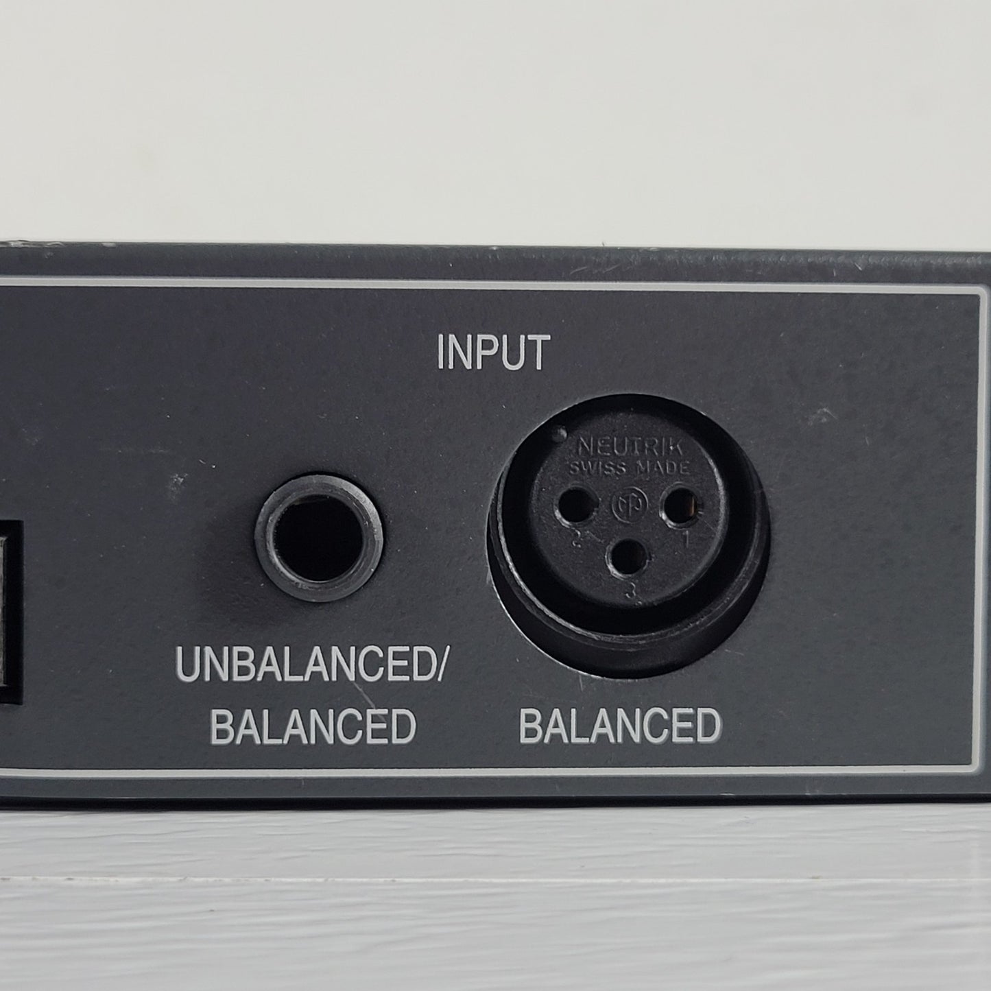 SYMETRIX 402 Dual Output Delay Acoustic Tool, 1 In & 2 Outs XLR and 1/4"
