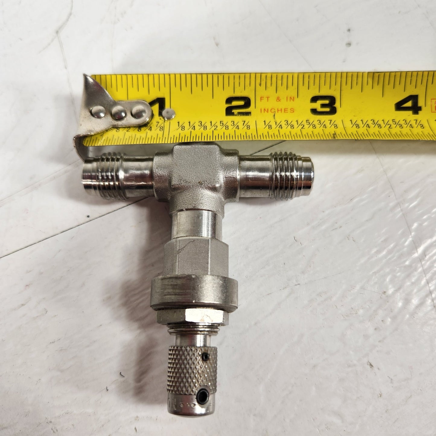 Swagelok SS-4MG-VCR 1/4" Male VCR 316SS Medium Flow Metering Valve