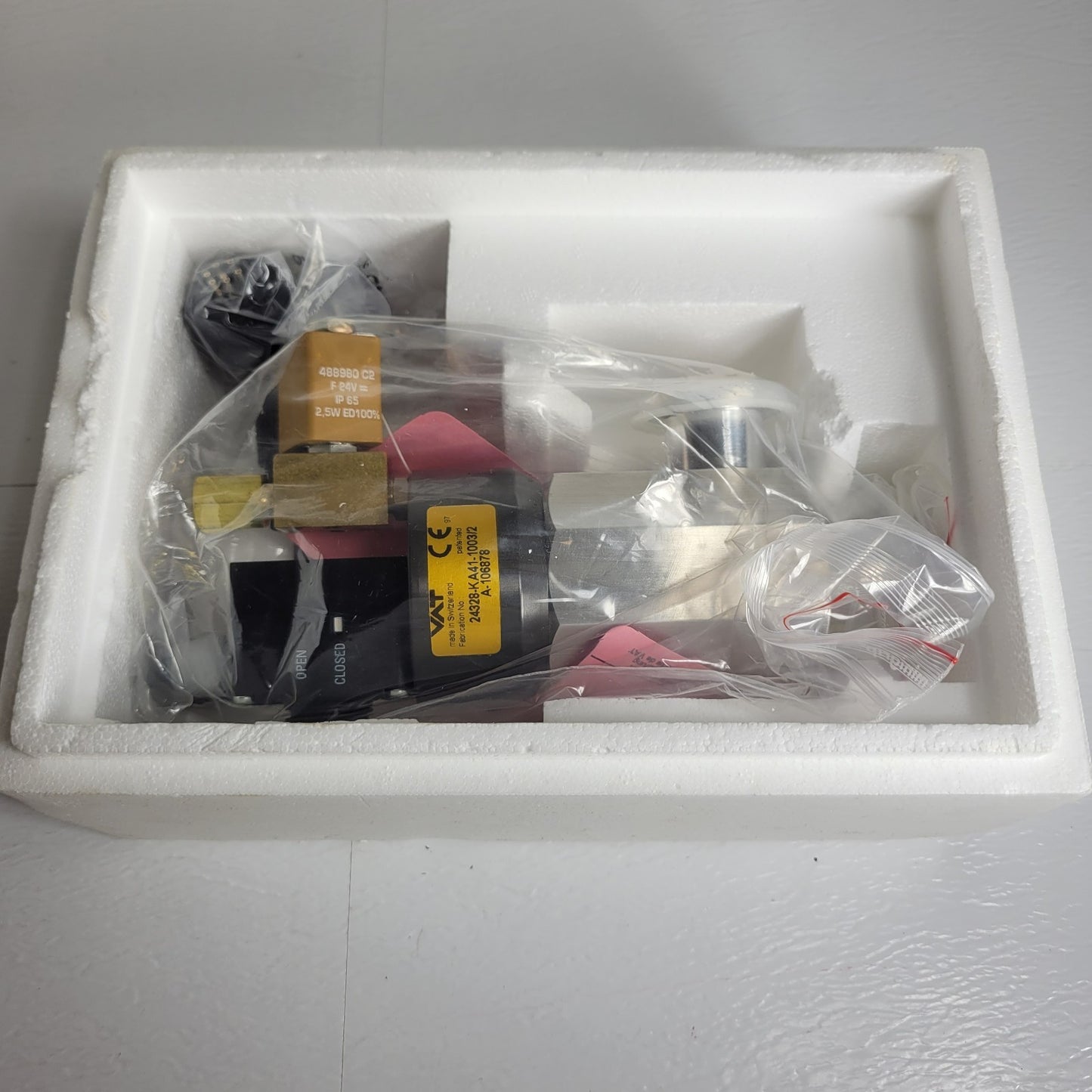 VAT 24328-KA41-1003/2 Pneumatic Vacuum Right Angle Valve 24VDC NW25 KF25 90deg