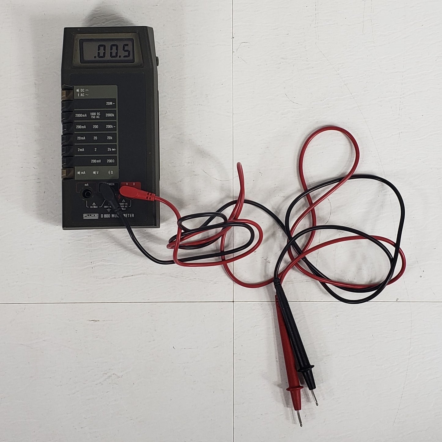 TESTED Fluke D800 Digital Multimeter DMM 500V 2A w/ Original Test Probes