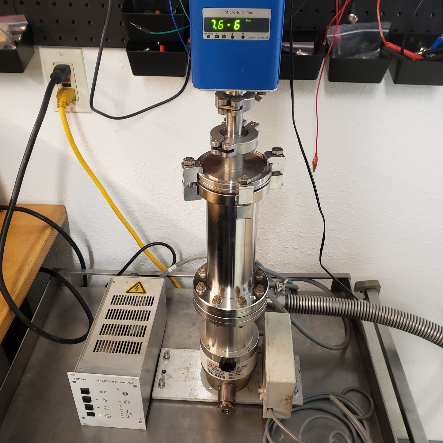 TESTED to E-6 Pfeiffer TMU-065 Turbomolecular Pump Ultra High Vacuum w/ TCP-015