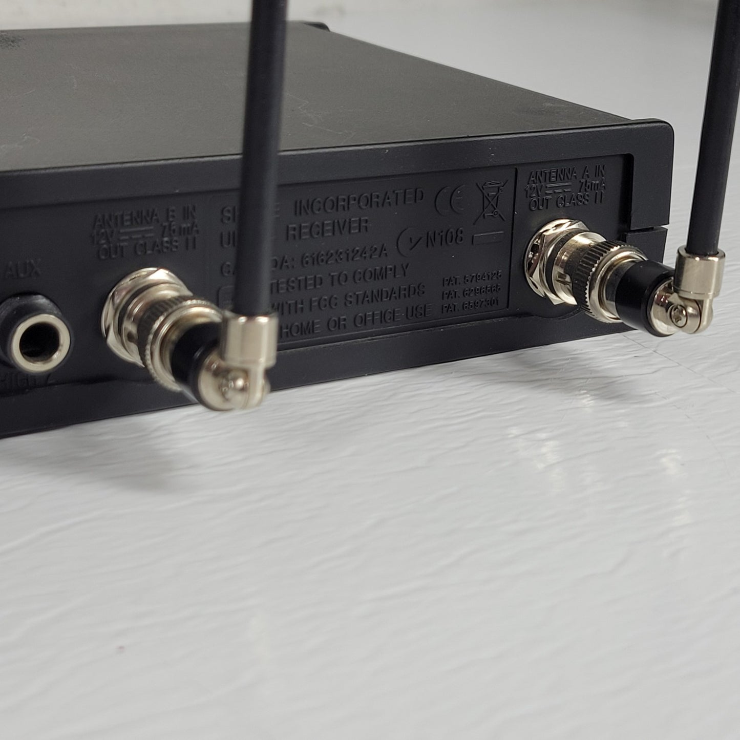 SHURE Wireless Controller ULXS4 J1 554-590MHz, Both Antennae and Power Supply