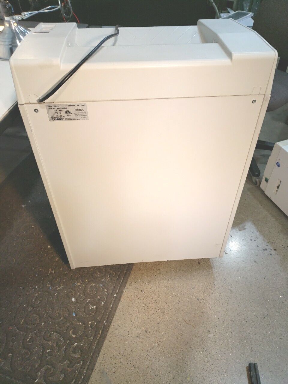 Dahle 20813 Cross-Cut Paper Shredder Security Level 3 16in Opening 15 Sheet Capa