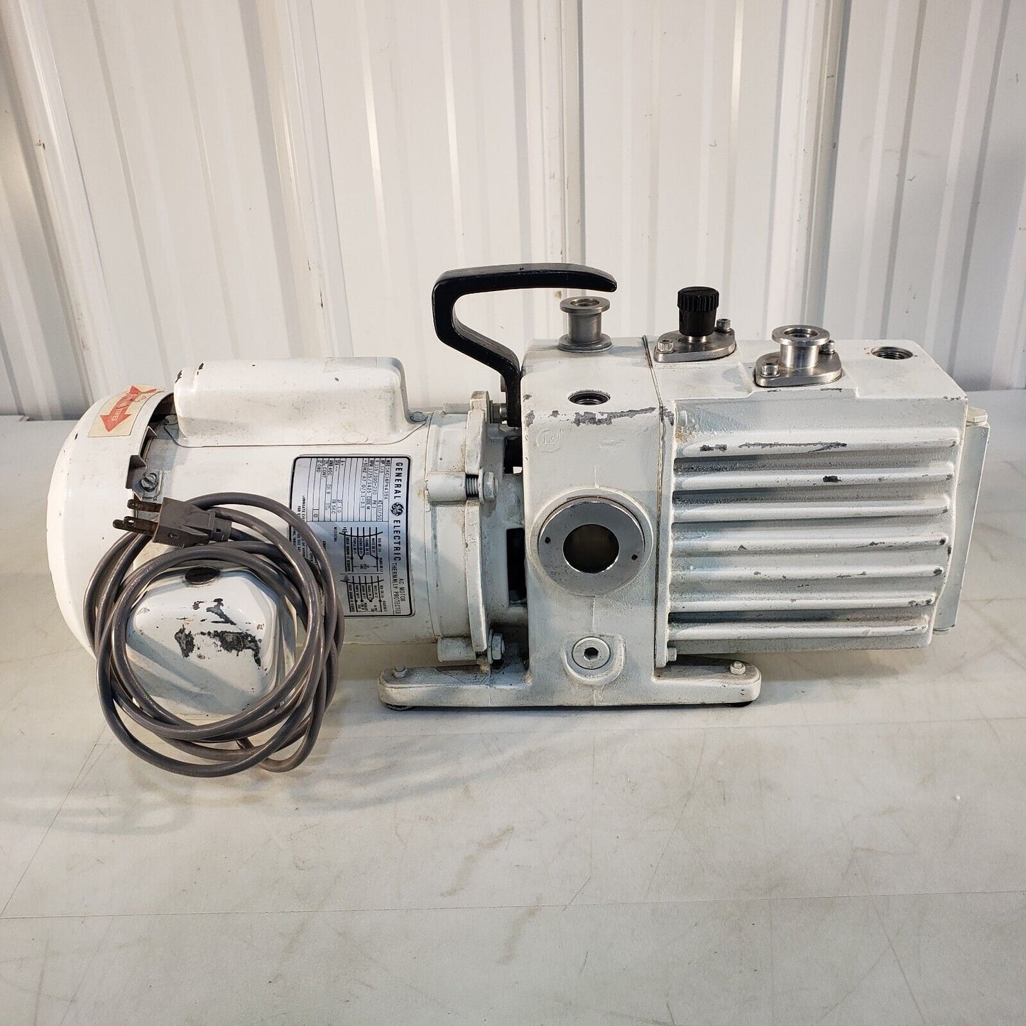 Leybold Heraeus Trivac D4A Vacuum Pulls 17 mTorr of Vacuum, KF16 Flanges 115V