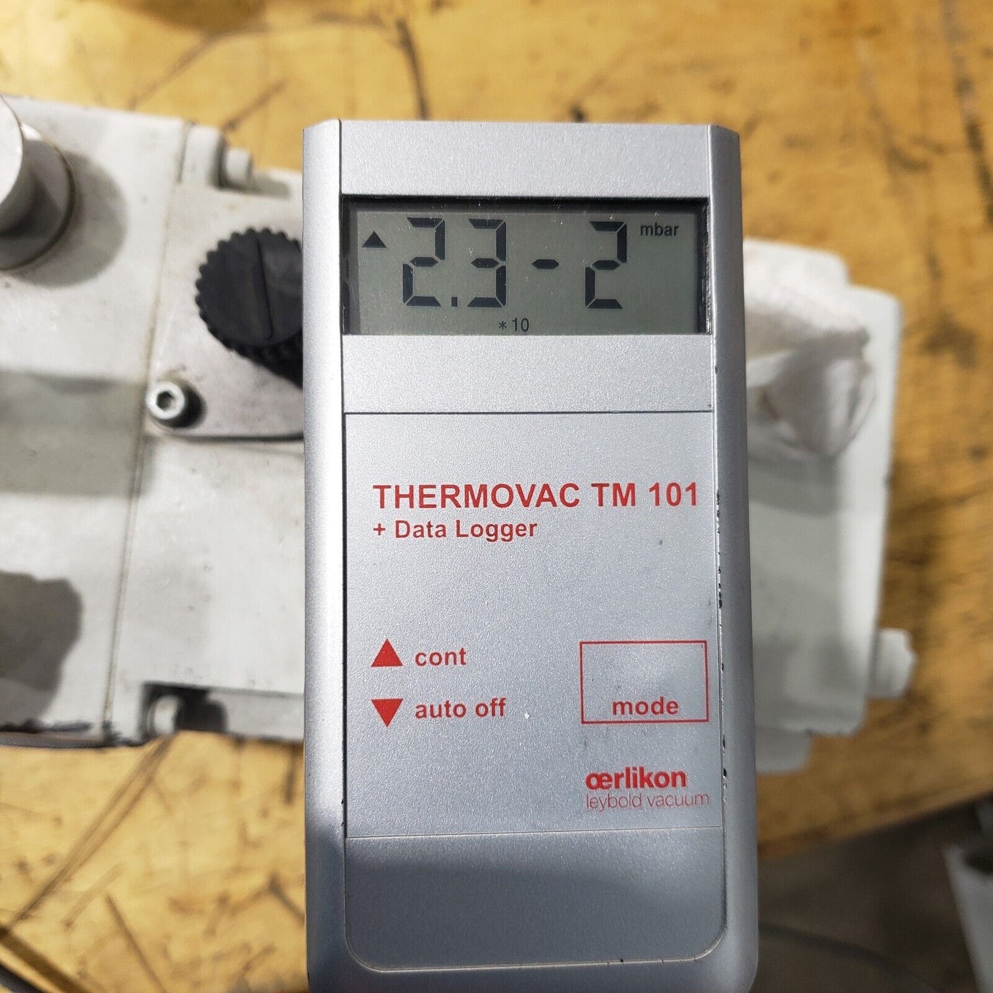 Leybold Heraeus Trivac D4A Vacuum Pulls 17 mTorr of Vacuum, KF16 Flanges 115V