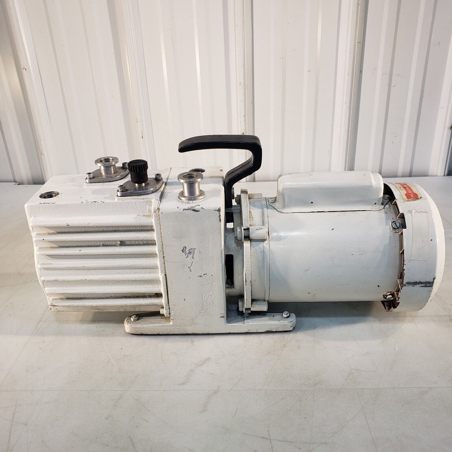 Leybold Heraeus Trivac D4A Vacuum Pulls 17 mTorr of Vacuum, KF16 Flanges 115V