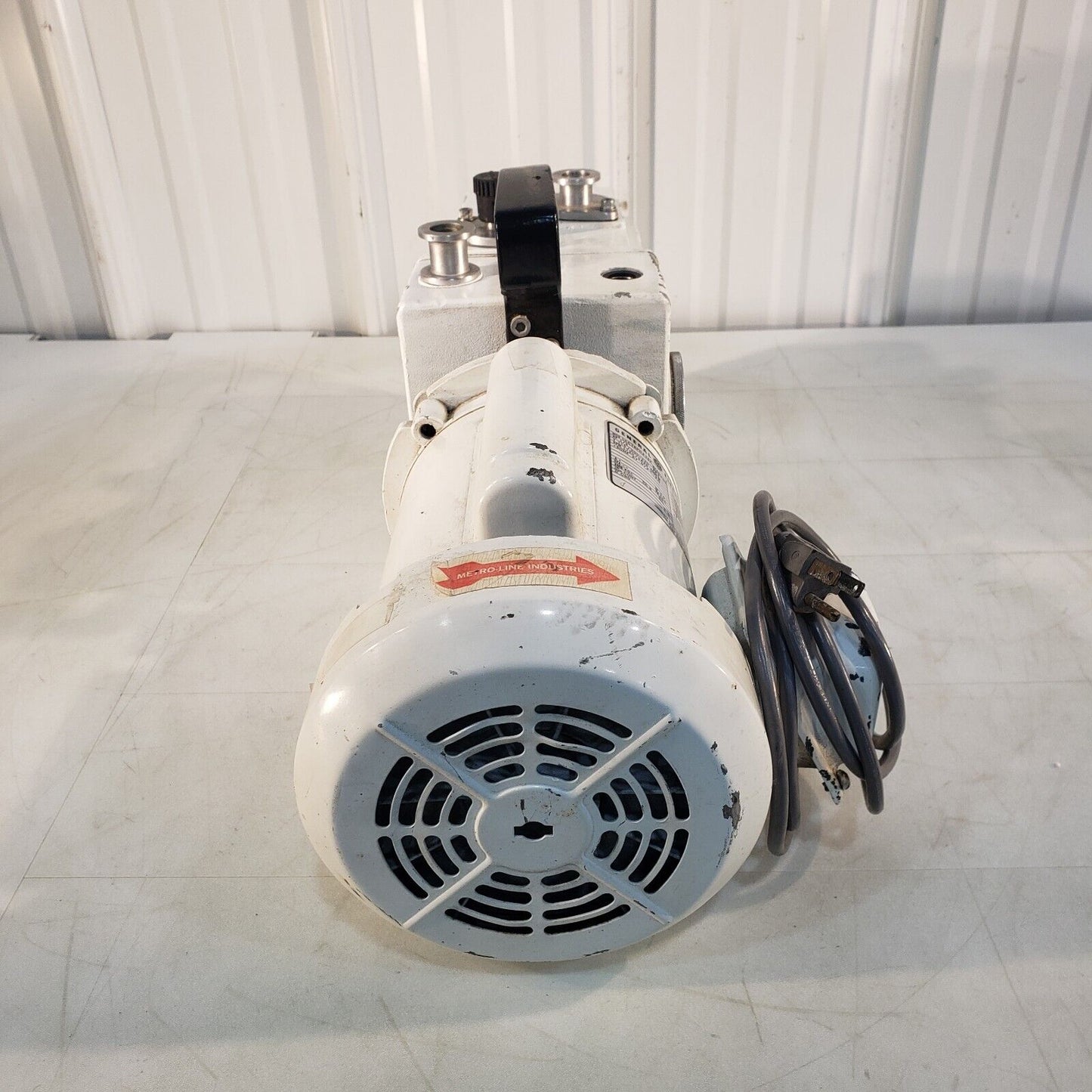 Leybold Heraeus Trivac D4A Vacuum Pulls 17 mTorr of Vacuum, KF16 Flanges 115V
