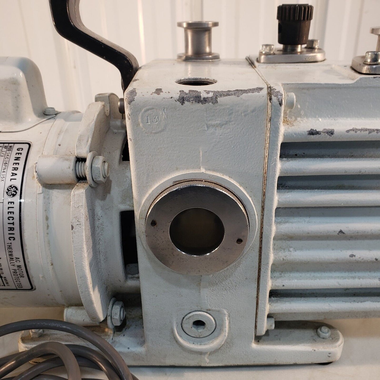 Leybold Heraeus Trivac D4A Vacuum Pulls 17 mTorr of Vacuum, KF16 Flanges 115V