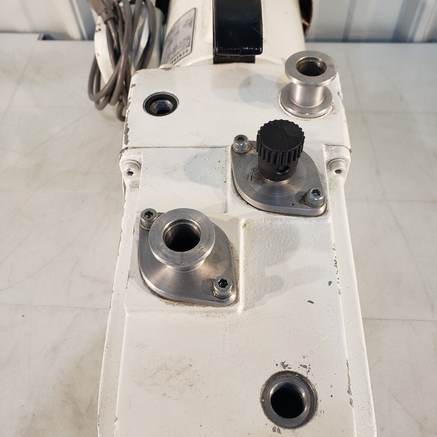 Leybold Heraeus Trivac D4A Vacuum Pulls 17 mTorr of Vacuum, KF16 Flanges 115V