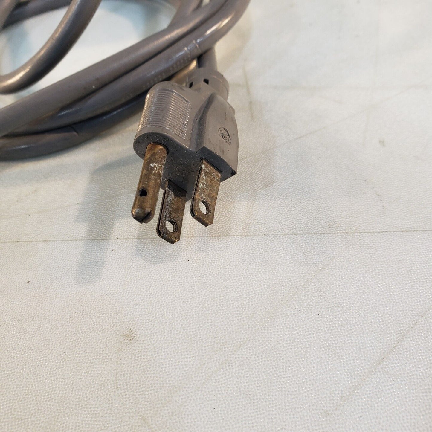 Leybold Heraeus Trivac D4A Vacuum Pulls 17 mTorr of Vacuum, KF16 Flanges 115V