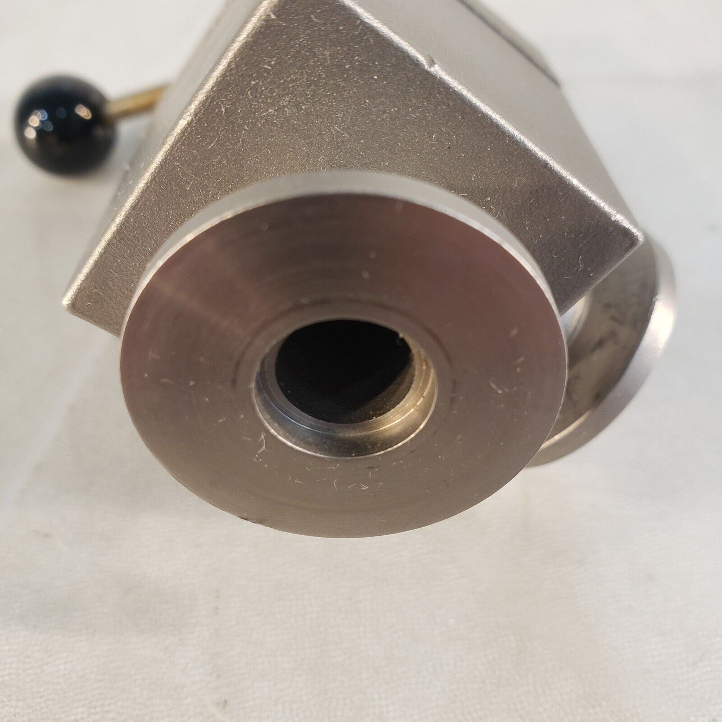 Leybold KF16 NW16 KF NW Manual Angle Valve High Vacuum LH 282 40 B1