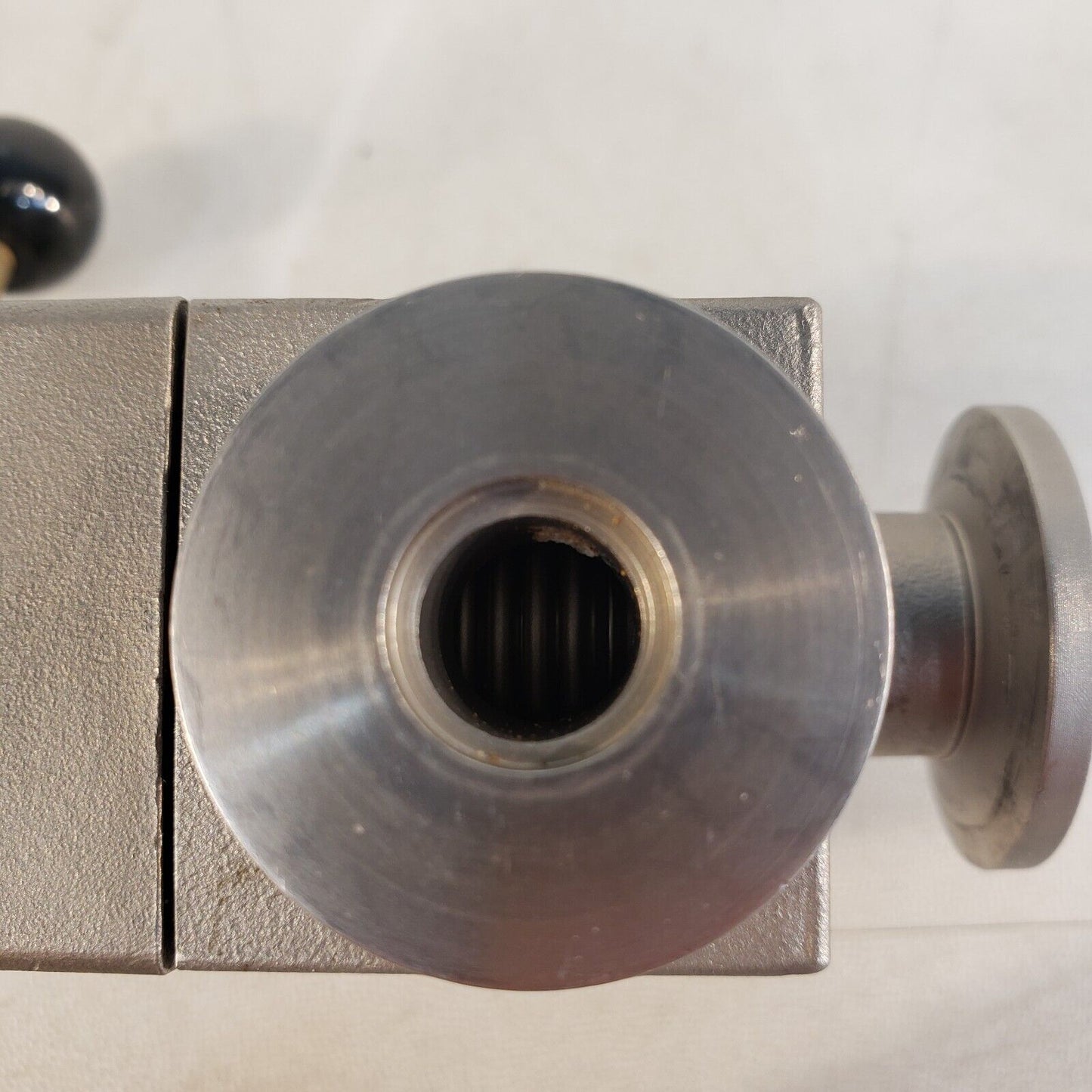 Leybold KF16 NW16 KF NW Manual Angle Valve High Vacuum LH 282 40 B1