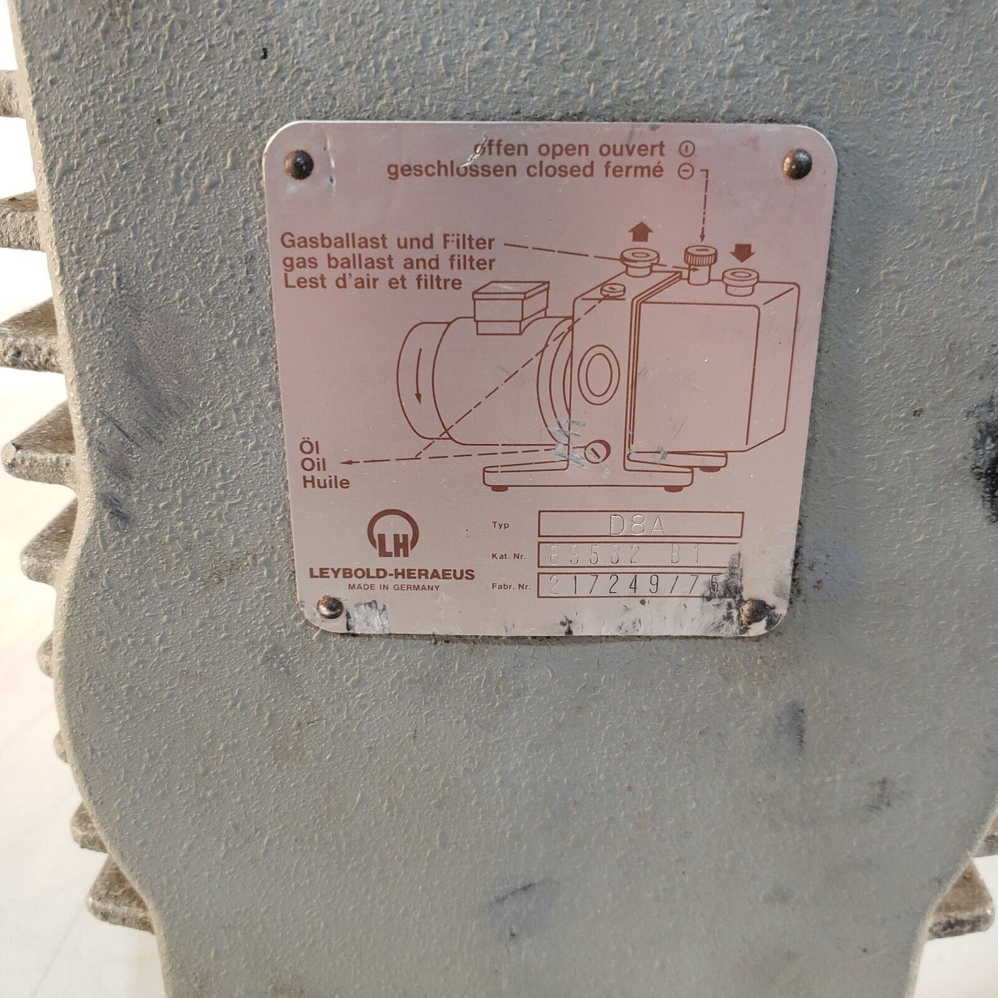 Leybold-Heraeus D8A Vacuum Pumps To 19 mTorr, 115V KF25 Inlet/Exhaust Flanges