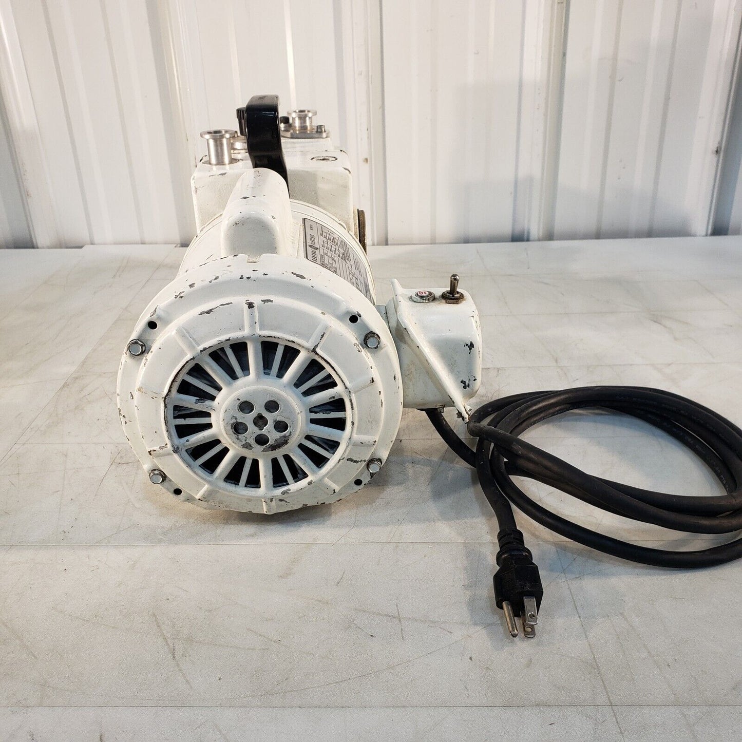 Leybold Heraeus Trivac D4A Vacuum Pump, Pulls 18 mTorr, KF16 Inlet/Exhaust 115V