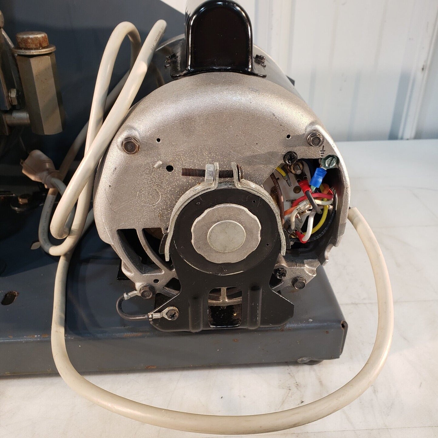 Sargent-Welch 1405 Duo-Seal Vacuum Pump Pulls 15 Torr Of Vacuum 115V High Vacuum