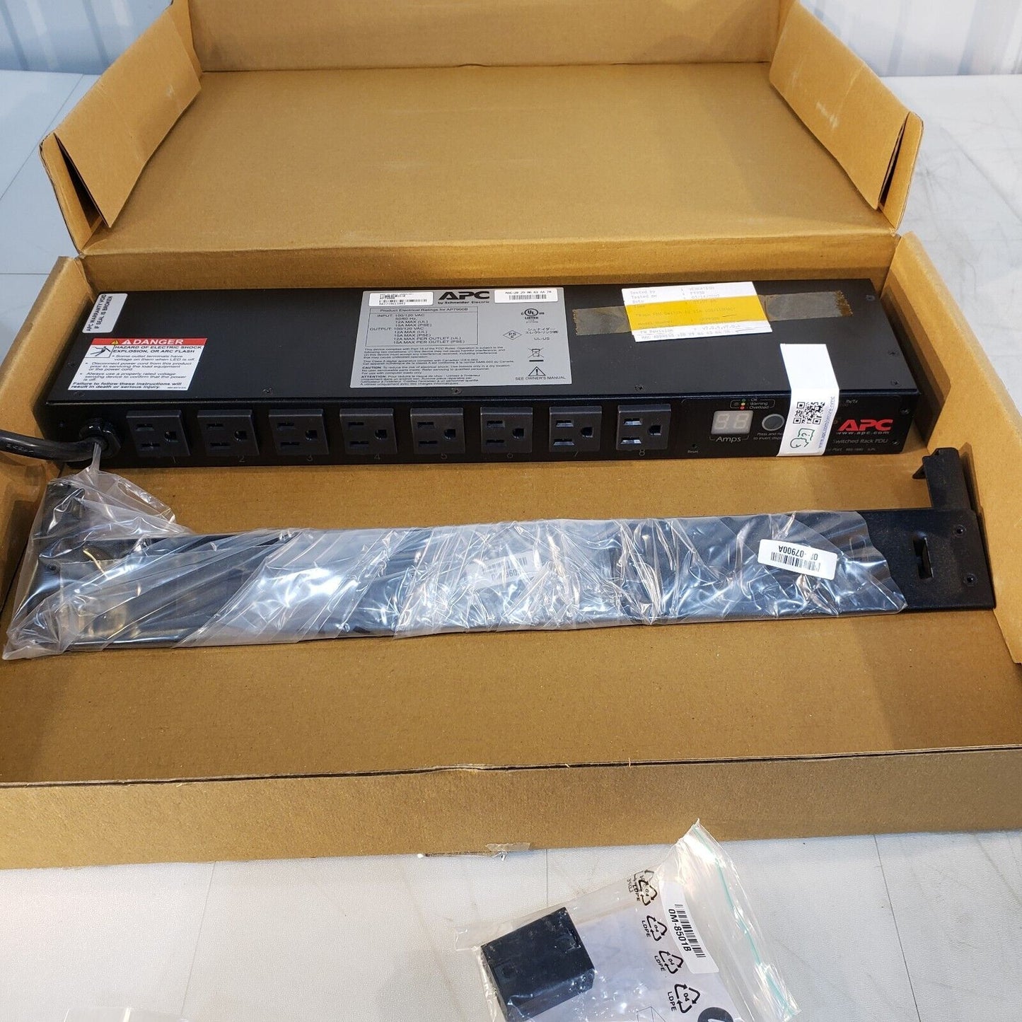 APC AP7800B 1U 15A Metered Rack PDU - Black 100/120VAC 50/60Hz 12A Max (UL)