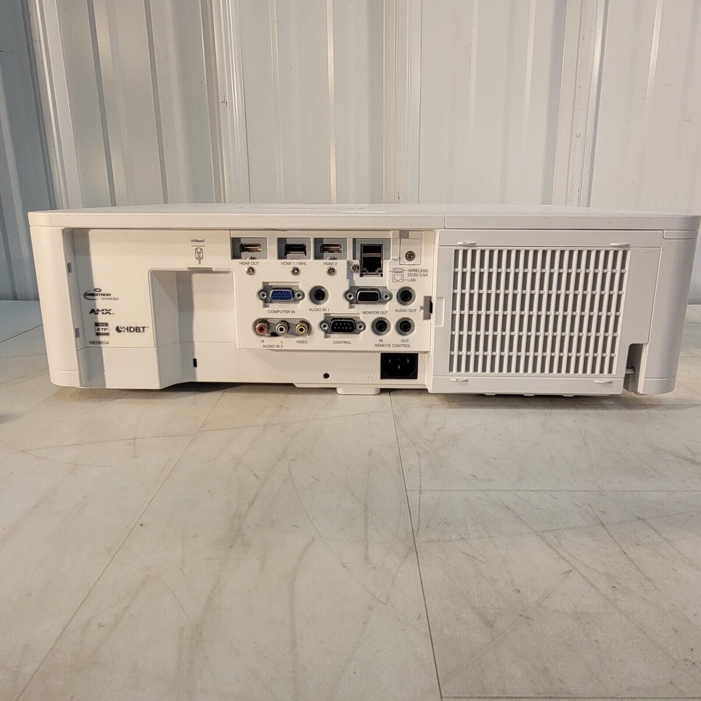 Hitachi CP-WU5505 LCD Projector CP-WU5505GF For Parts Does Not Work