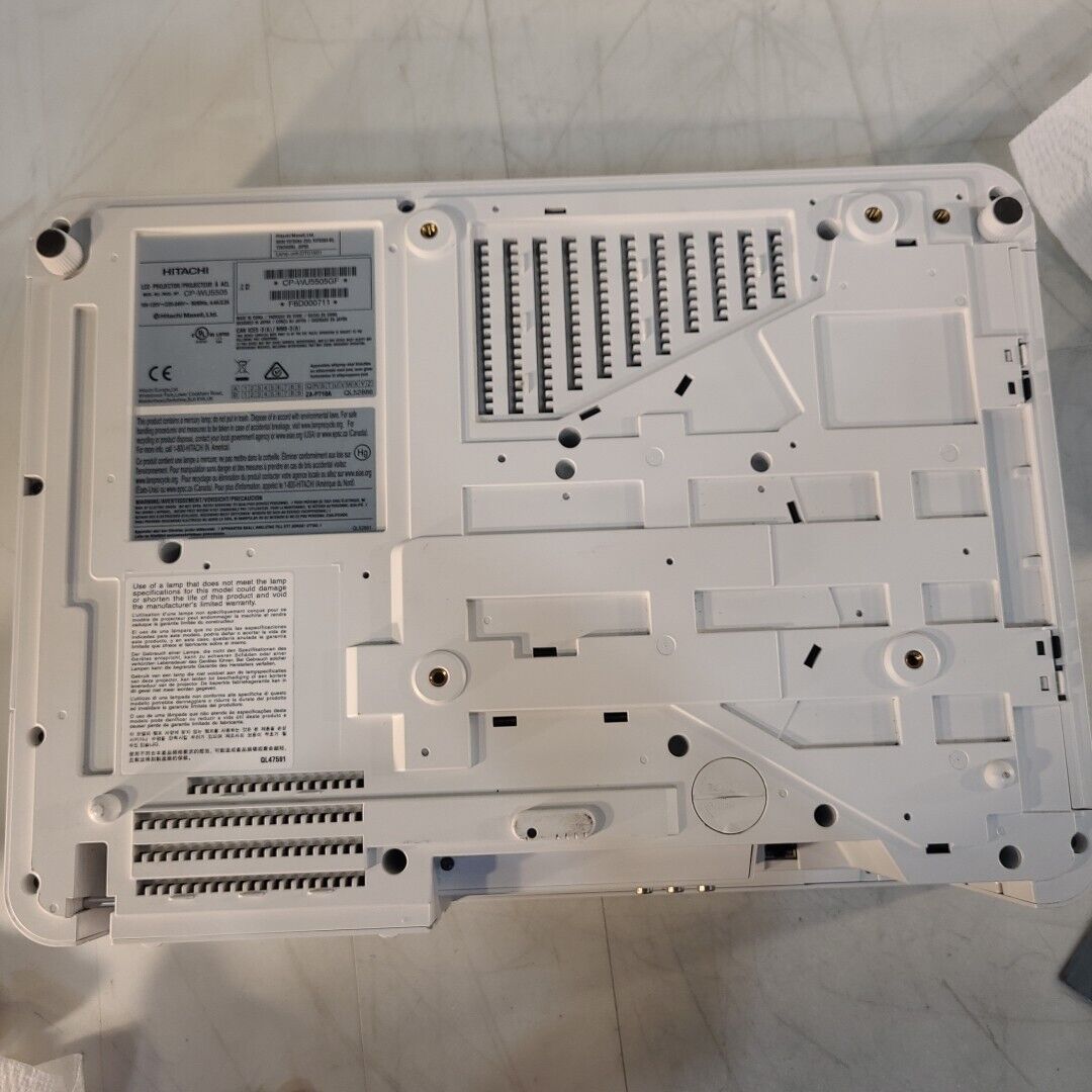 Hitachi CP-WU5505 LCD Projector CP-WU5505GF For Parts Does Not Work