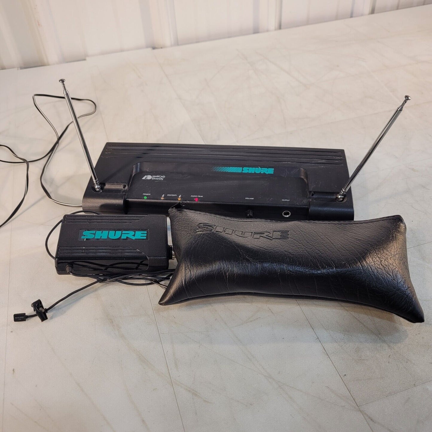 Shure T4V Diversity Receiver, T1 Transmitter Wireless Microphone Kit Vintage
