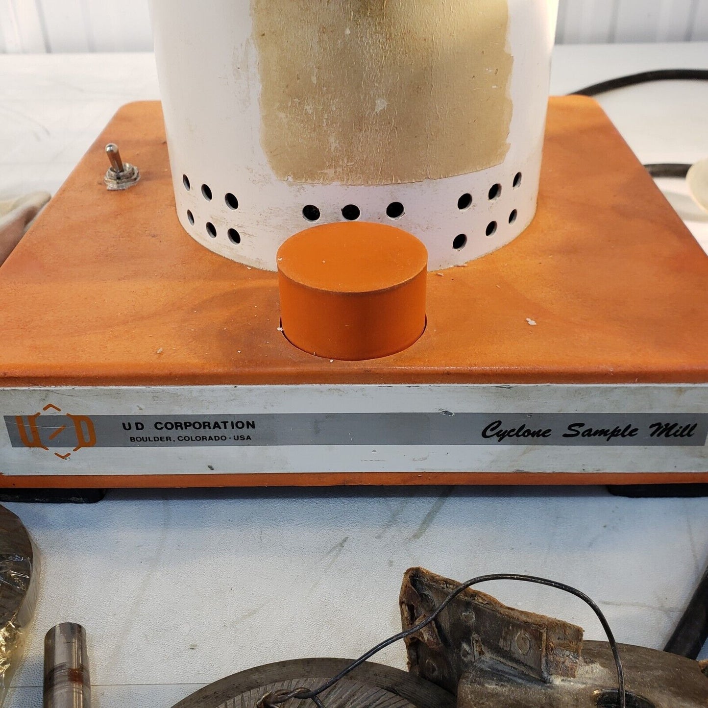 UDY 3010-033 Cyclone Sample Mill With Accessories, Grinding Pads, Screens, Burrs