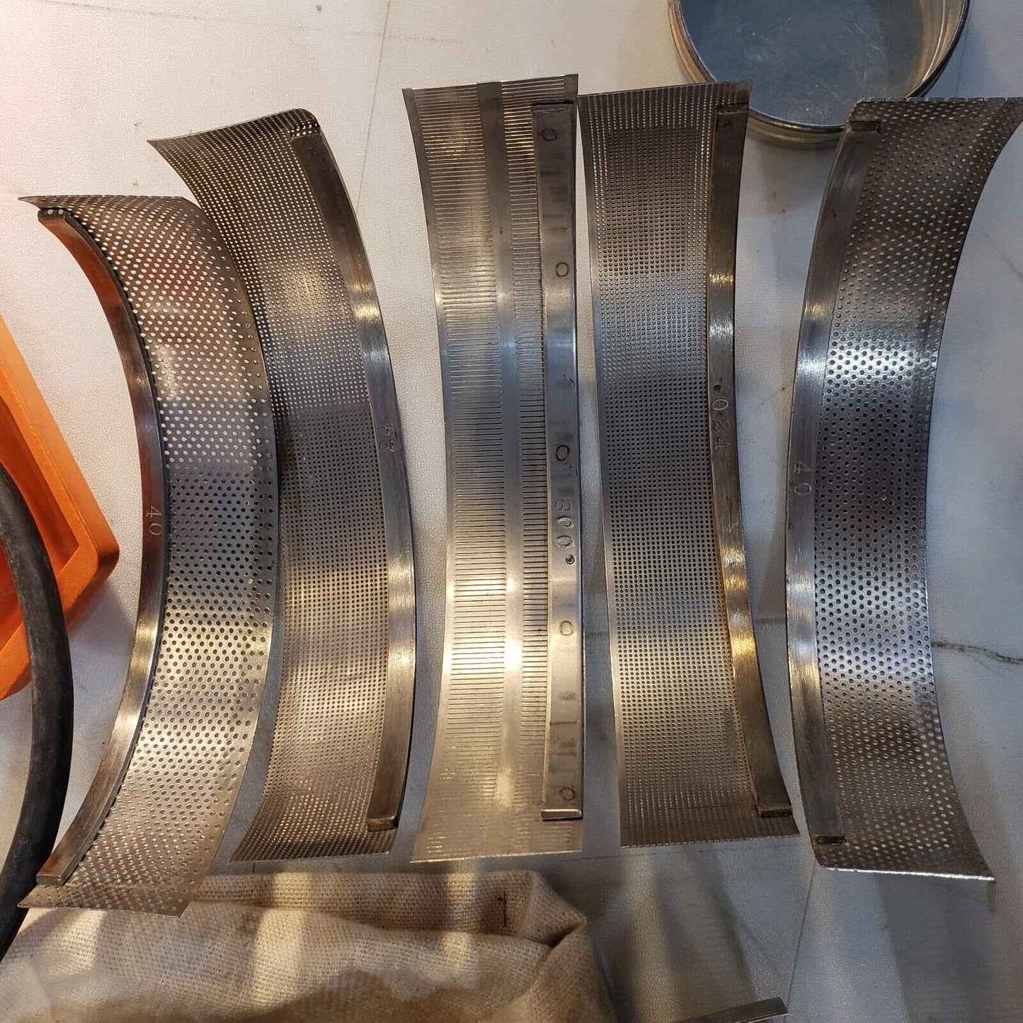 UDY 3010-033 Cyclone Sample Mill With Accessories, Grinding Pads, Screens, Burrs