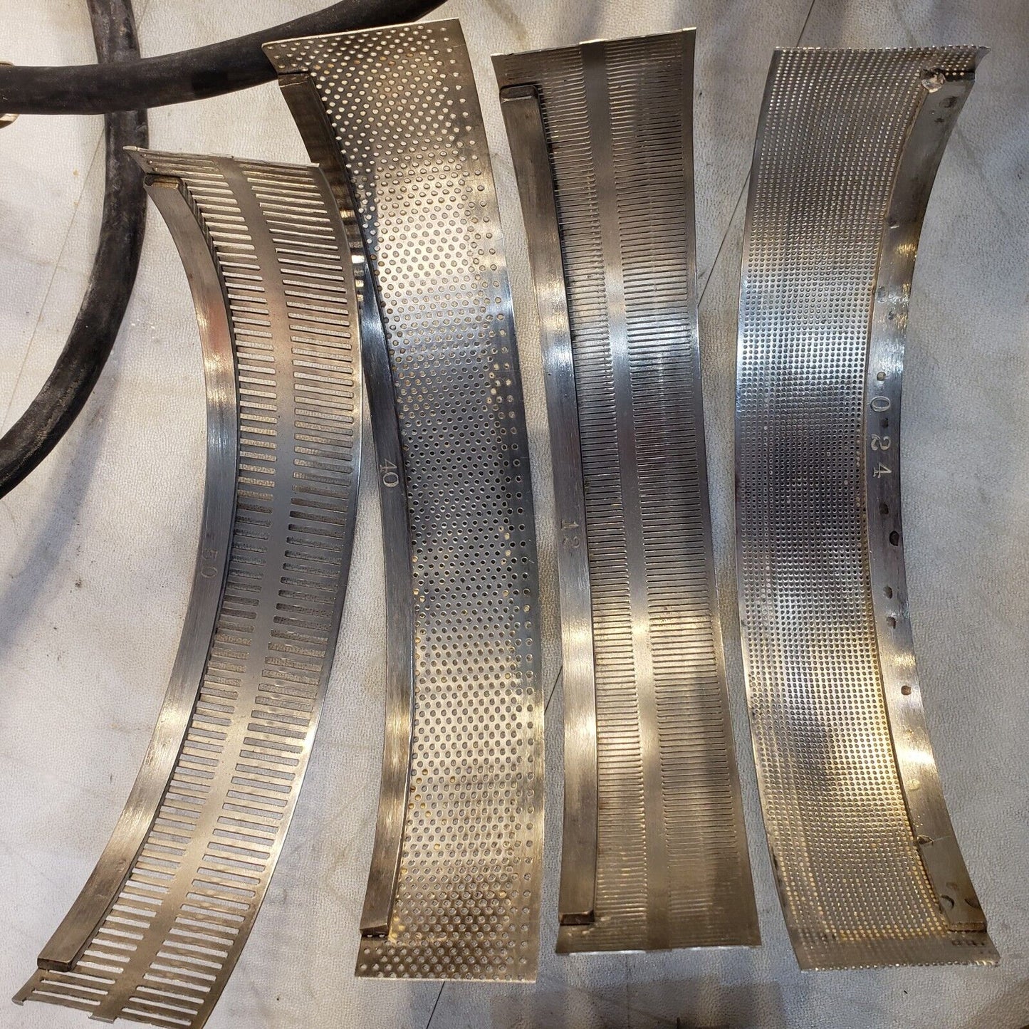 UDY 3010-033 Cyclone Sample Mill With Accessories, Grinding Pads, Screens, Burrs