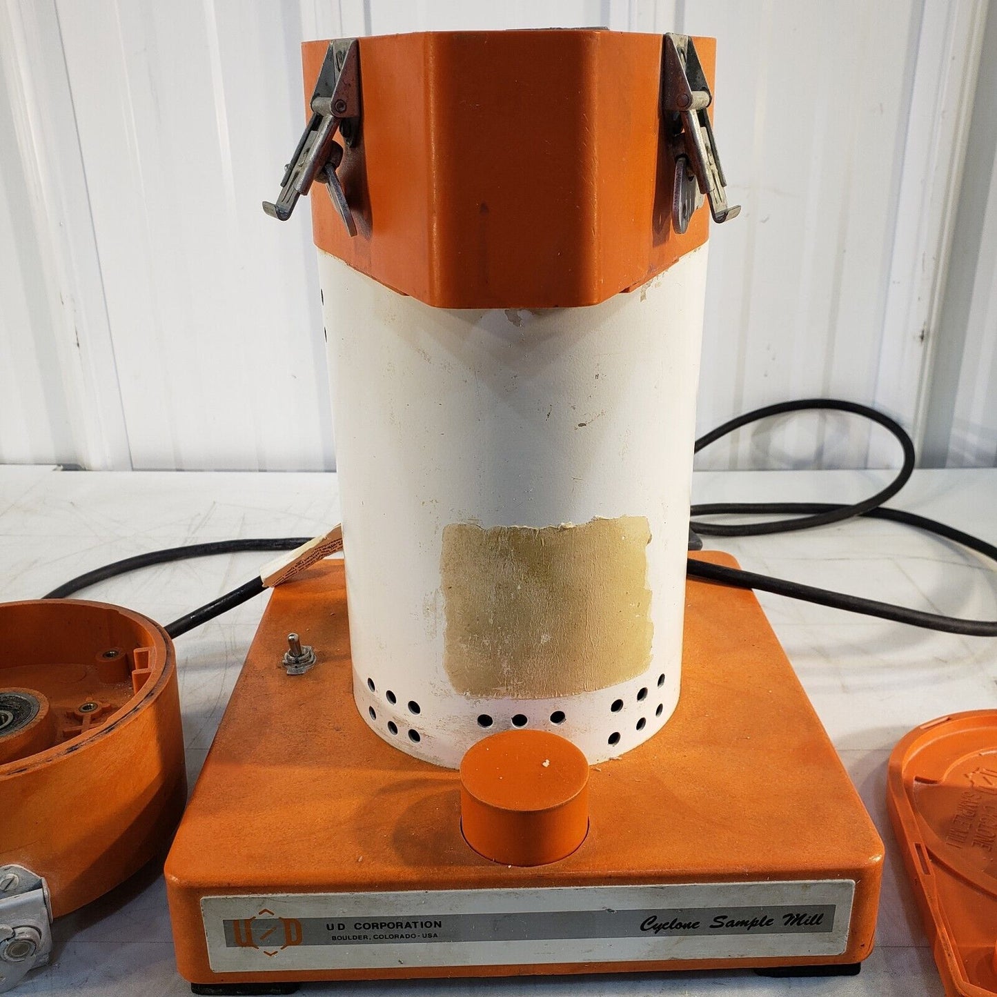 UDY 3010-033 Cyclone Sample Mill With Accessories, Grinding Pads, Screens, Burrs