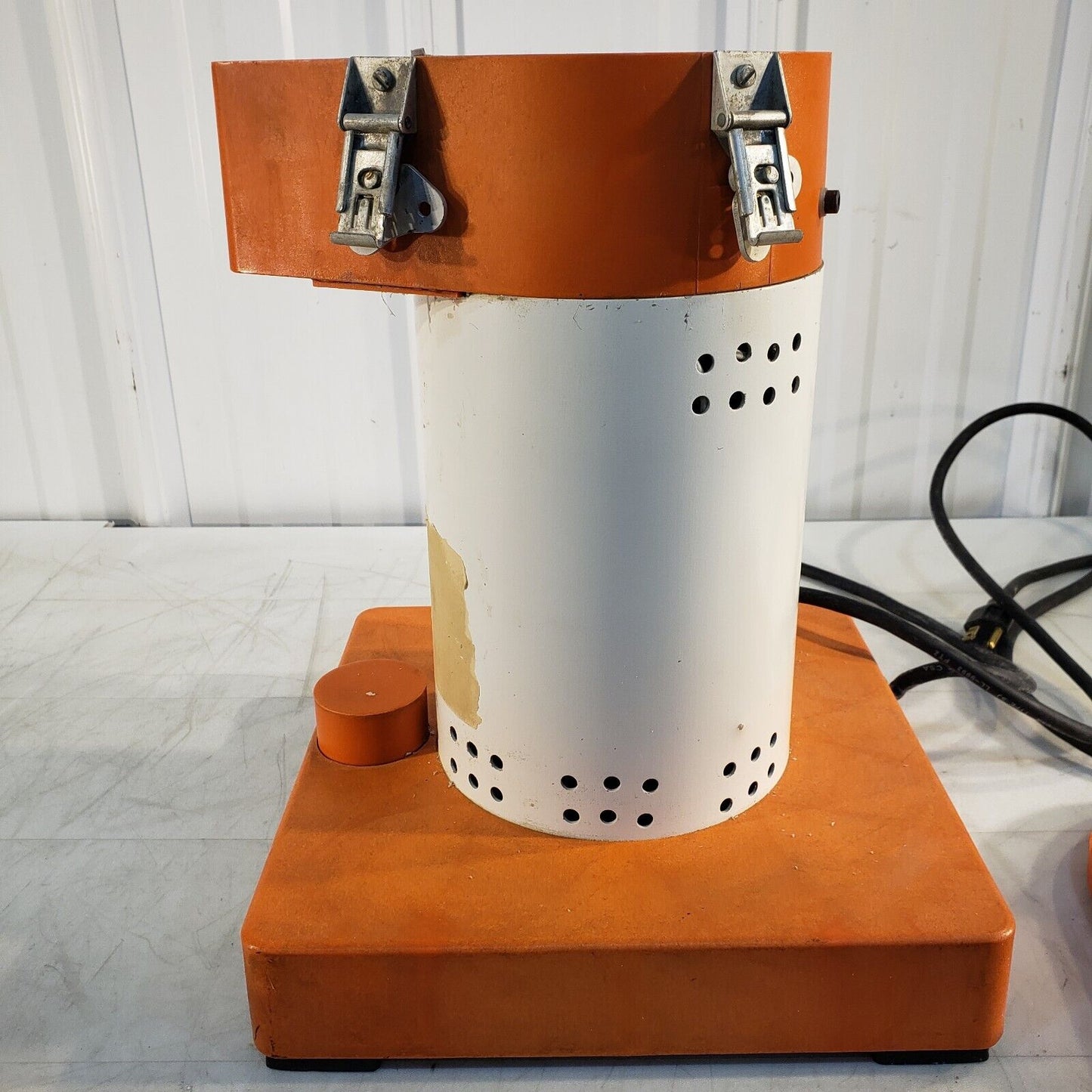 UDY 3010-033 Cyclone Sample Mill With Accessories, Grinding Pads, Screens, Burrs