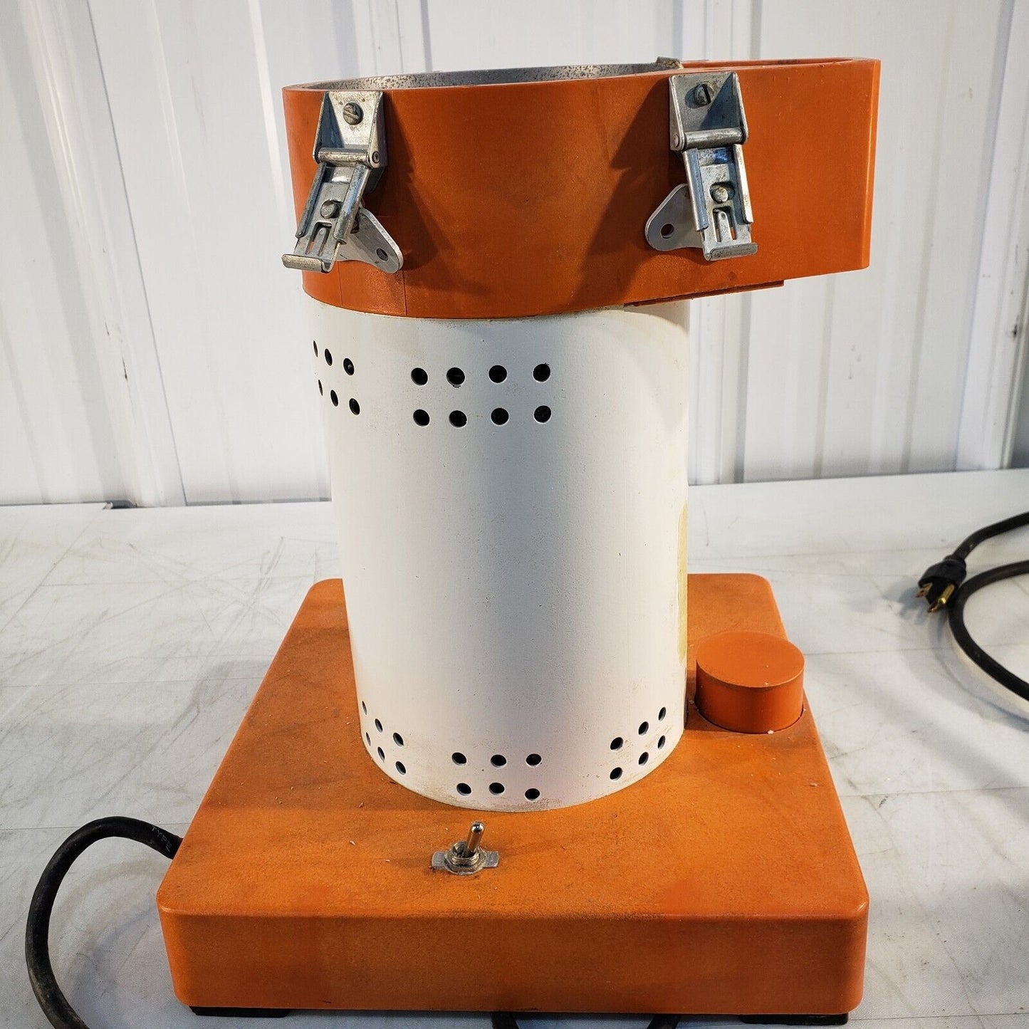 UDY 3010-033 Cyclone Sample Mill With Accessories, Grinding Pads, Screens, Burrs