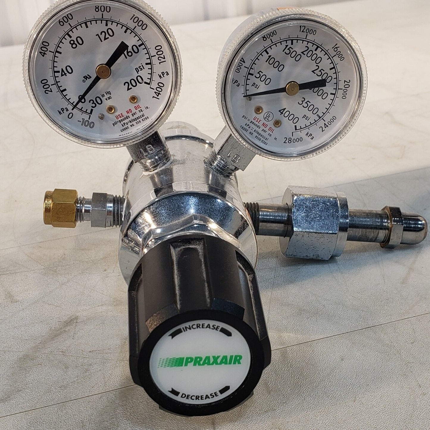 Praxair 3123321-01-540 Gas Regulator Gage1 Max 200psi Gage2 Max 4000psi Felmale