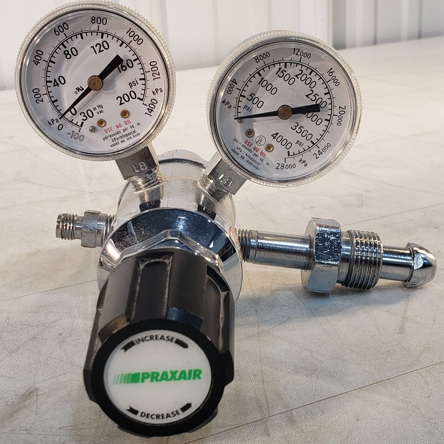 Praxair 3123321-01-580 Gas Regulator Gage1 Max 200psi Gage2 Max 4000psi Male