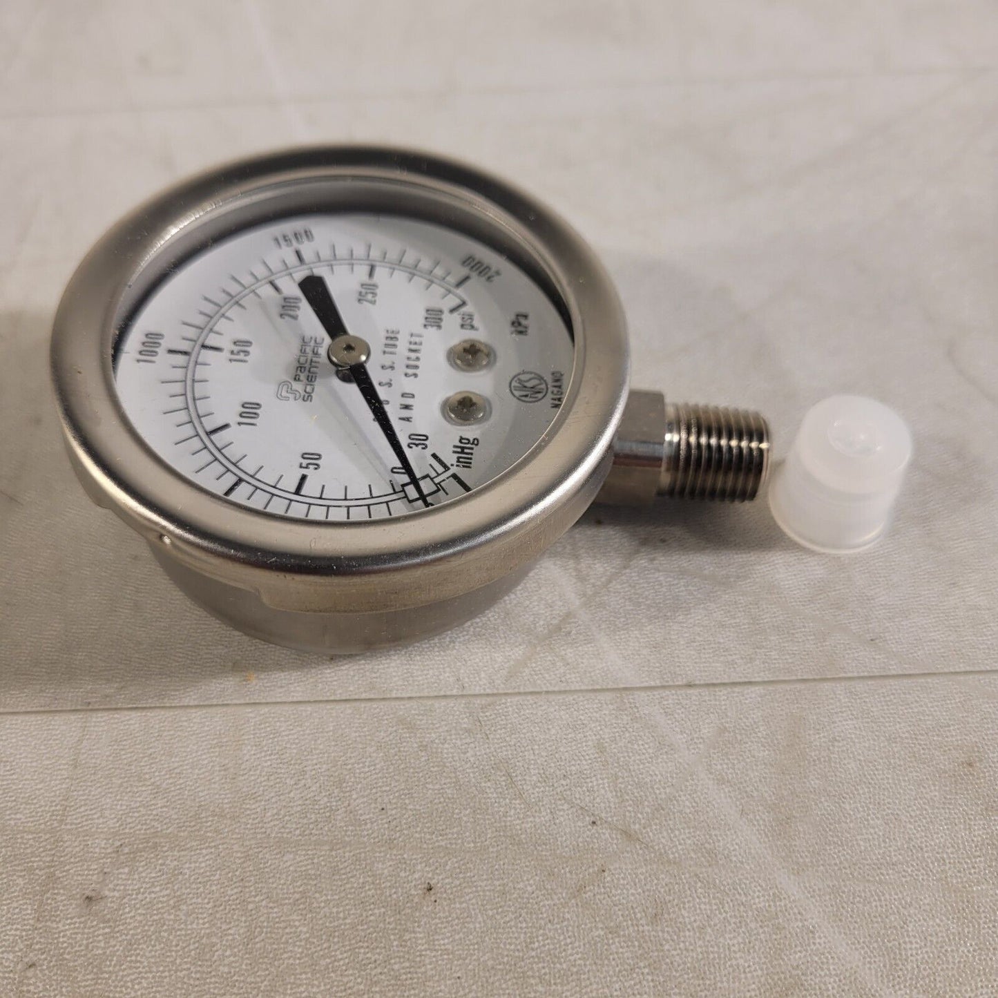Pacific Scientific G125ASD07S Pressure Gauge 300 psi/2000 kPa 1/2" NPT Male End