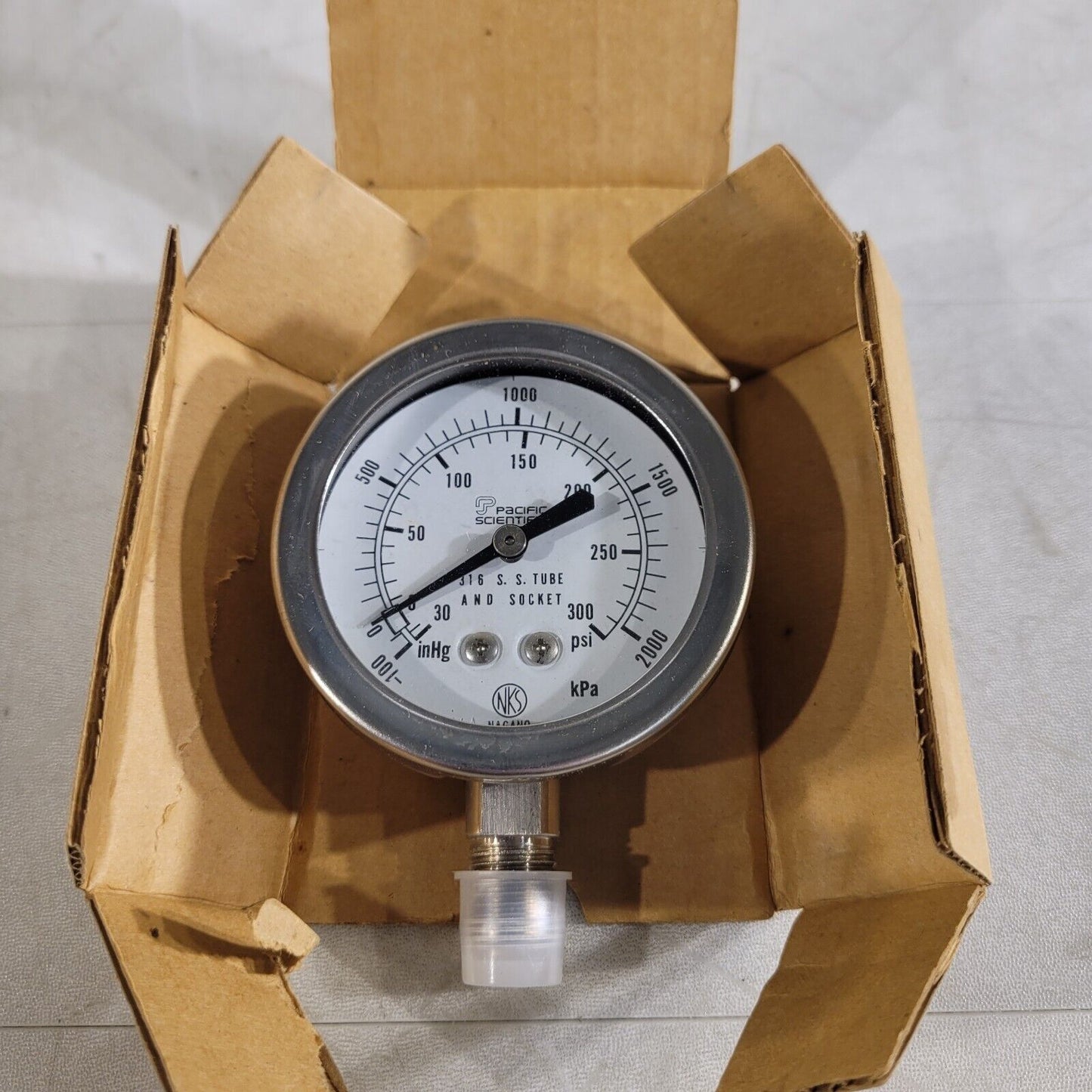 Pacific Scientific G125ASD07S Pressure Gauge 300 psi/2000 kPa 1/2" NPT Male End