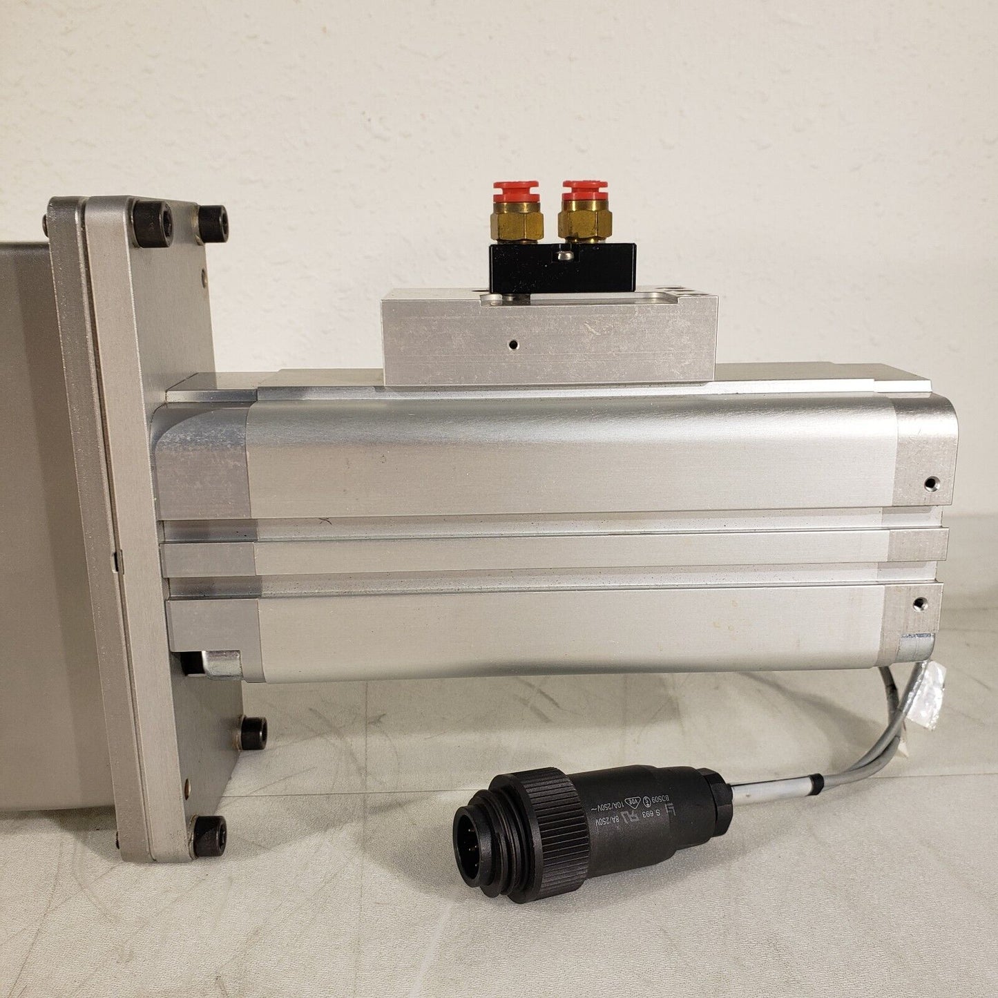 VAT 6" DN100CF Pneumatic Gate Valve High Vacuum Z-3545 1/4" Pneumatic Fittings