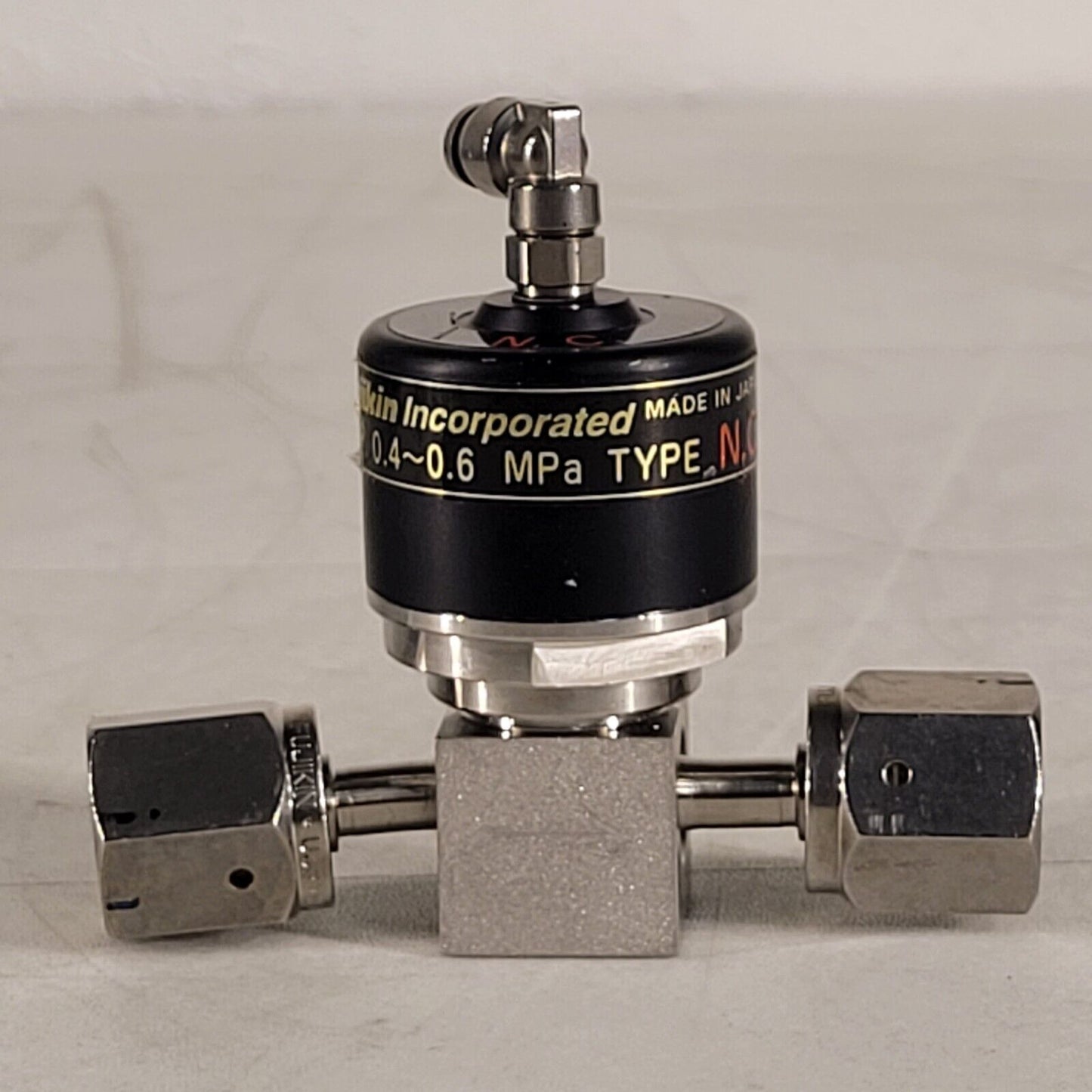 Fujikin OP 0.4-0.6 MPa N.C. 316L Pneumatic Valve Female Normally Closed 1/4" VCR