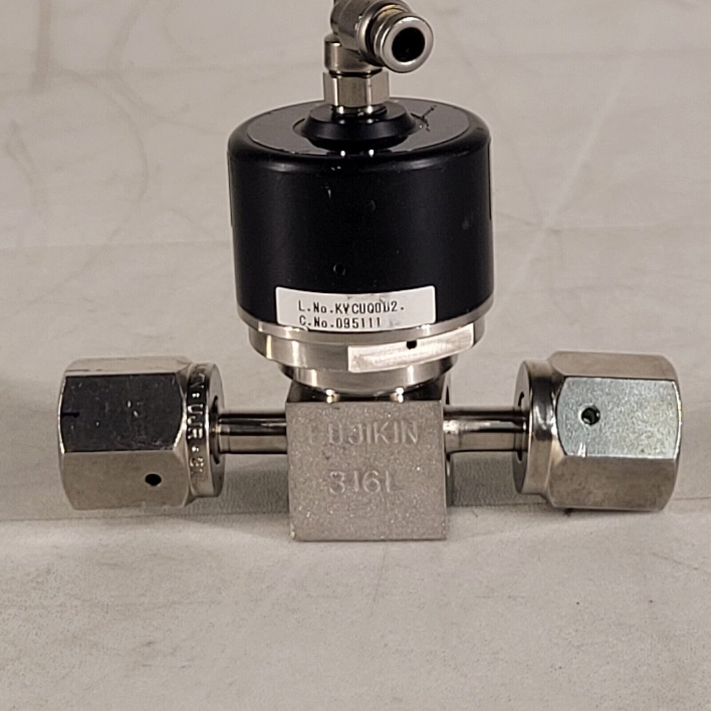 Fujikin OP 0.4-0.6 MPa N.C. 316L Pneumatic Valve Female Normally Closed 1/4" VCR