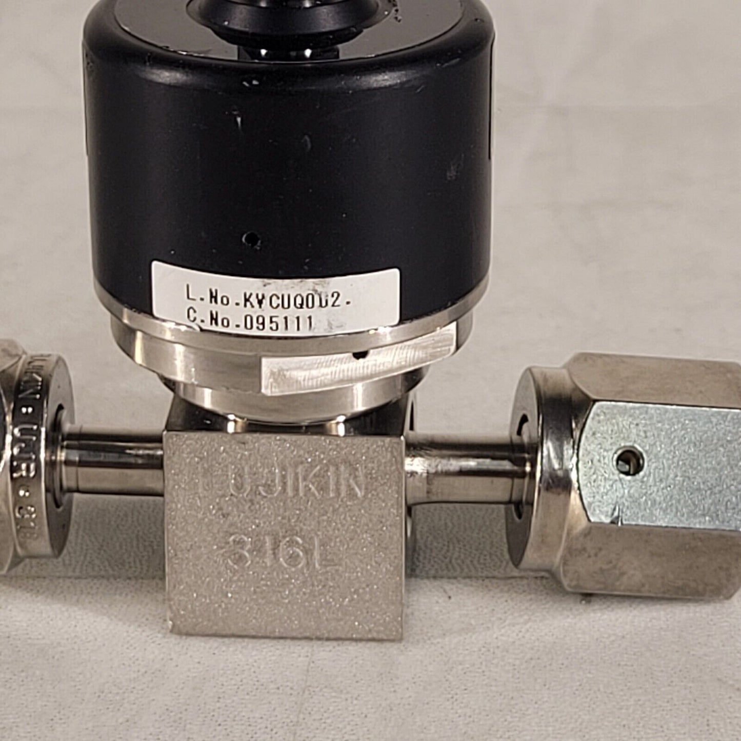 Fujikin OP 0.4-0.6 MPa N.C. 316L Pneumatic Valve Female Normally Closed 1/4" VCR