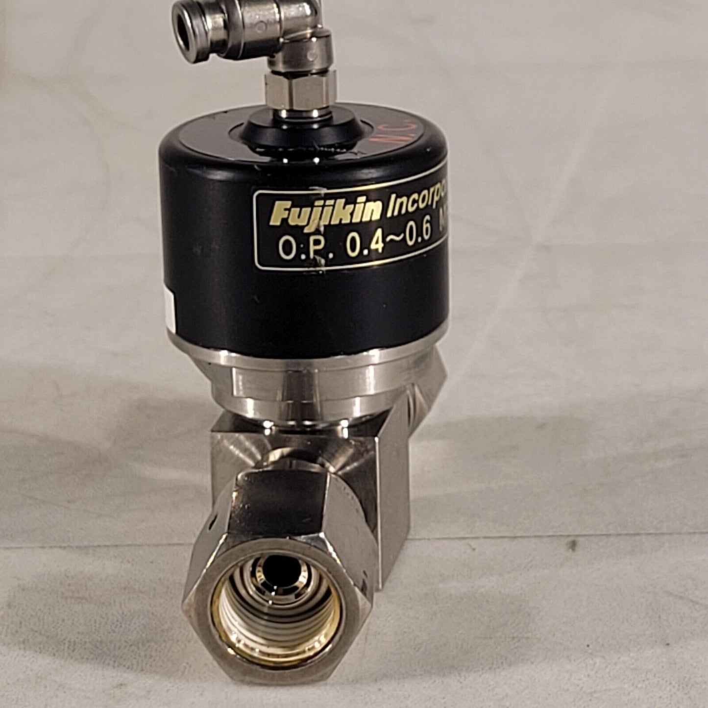 Fujikin OP 0.4-0.6 MPa N.C. 316L Pneumatic Valve Female Normally Closed 1/4" VCR