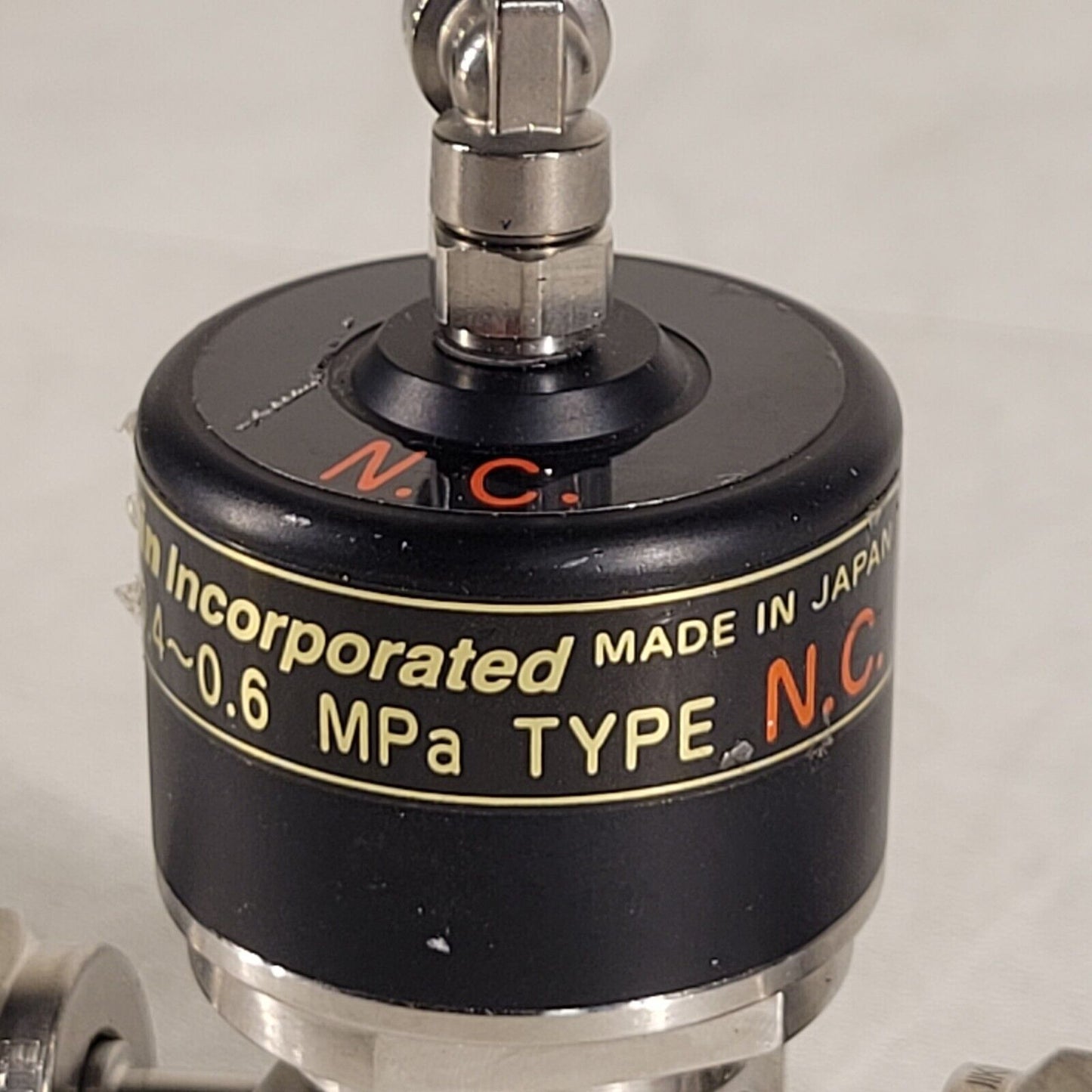 Fujikin OP 0.4-0.6 MPa N.C. 316L Pneumatic Valve Female Normally Closed 1/4" VCR