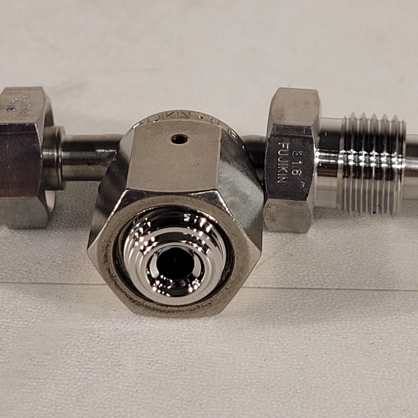 Fujikin 1/4" VRC Tee Fitting LK.6.35.KVJ KV3 UP Female Male FVCR MVCR