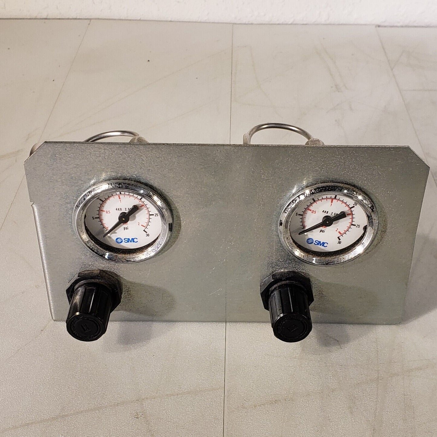 SMC 4K8 2.5P Guage With AR1000-M5 Dual Guage Panel Mount Guage Range 0-30psi