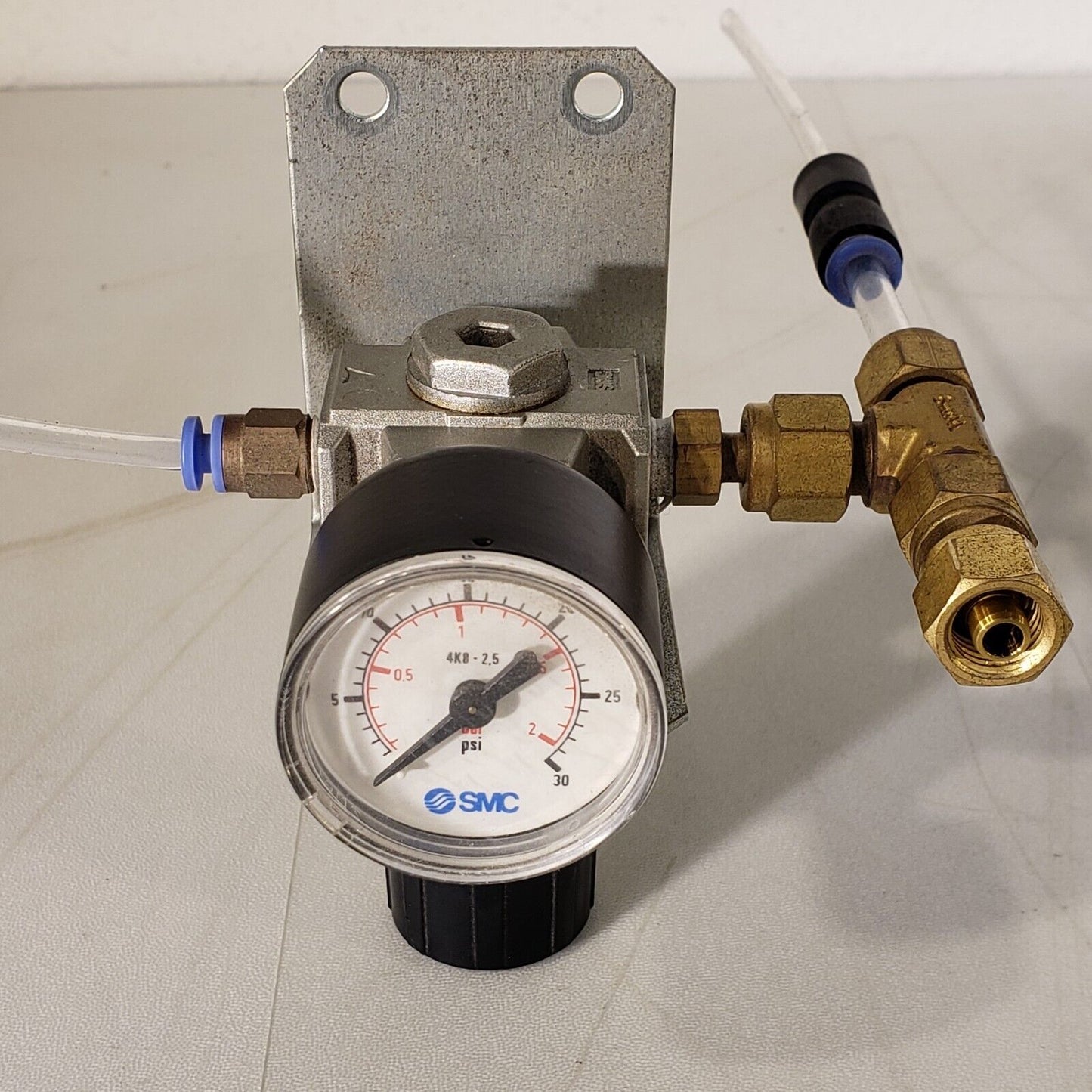 SMC 4K8-2.5 Guage With AR2000-01 Regulator Set Press 0.05-0.85MPa Range 0-30psi