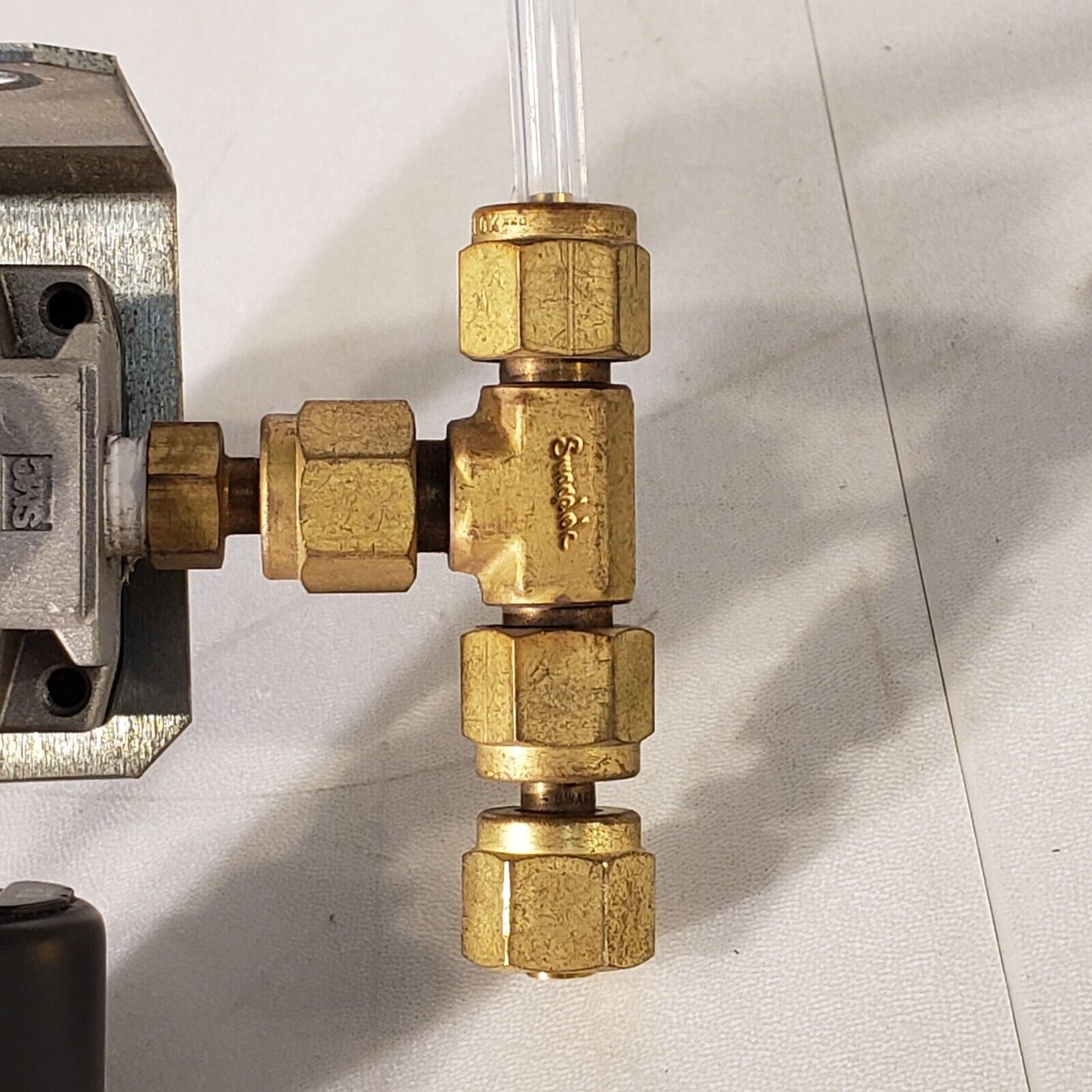 SMC 4K8-2.5 Guage With AR2000-01 Regulator Set Press 0.05-0.85MPa Range 0-30psi