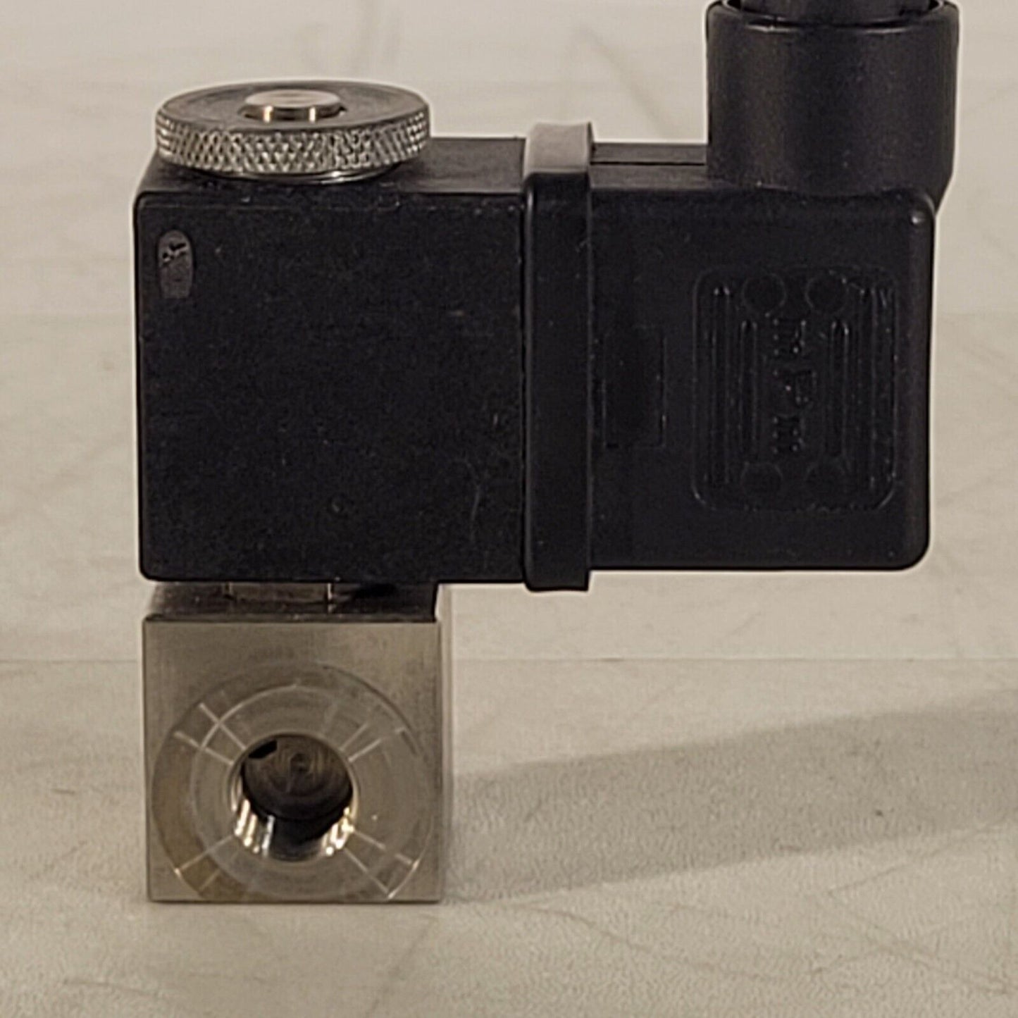 Fluid Automation Systems 9-211-103-45 Solenoid Valve 24V DC F09308 41/01