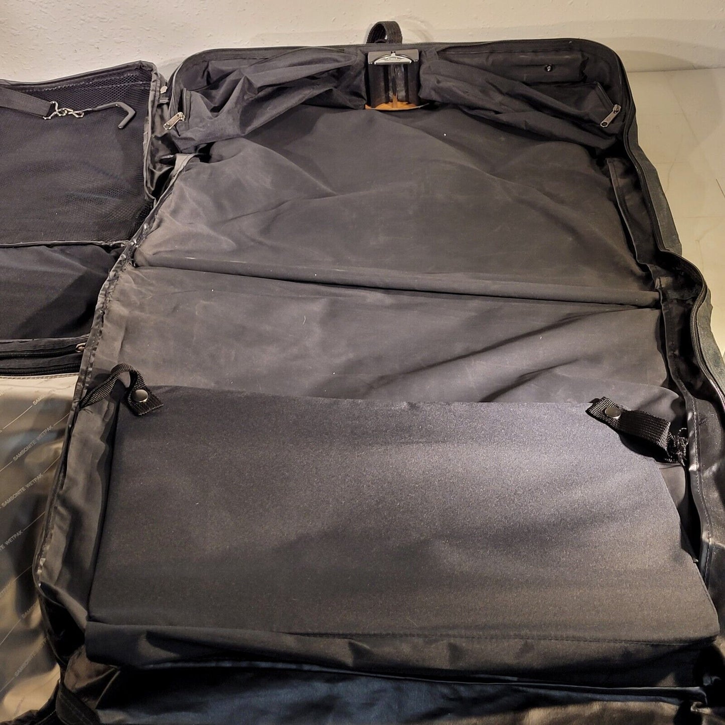 Samsonite Hanging Garment Travel Bag For Suite/ Dress