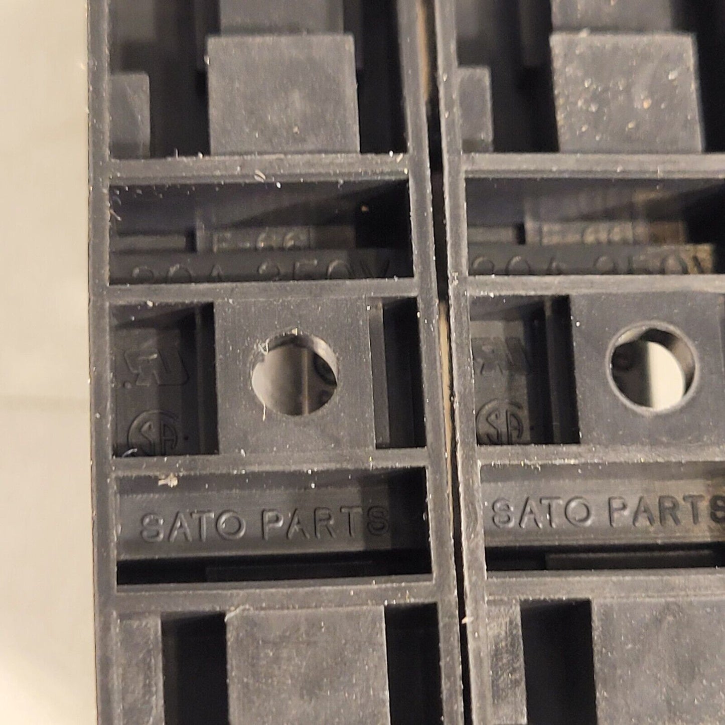 Sato F-66 4 Slot Fuse Holder 250v 10 Amp AC FLM