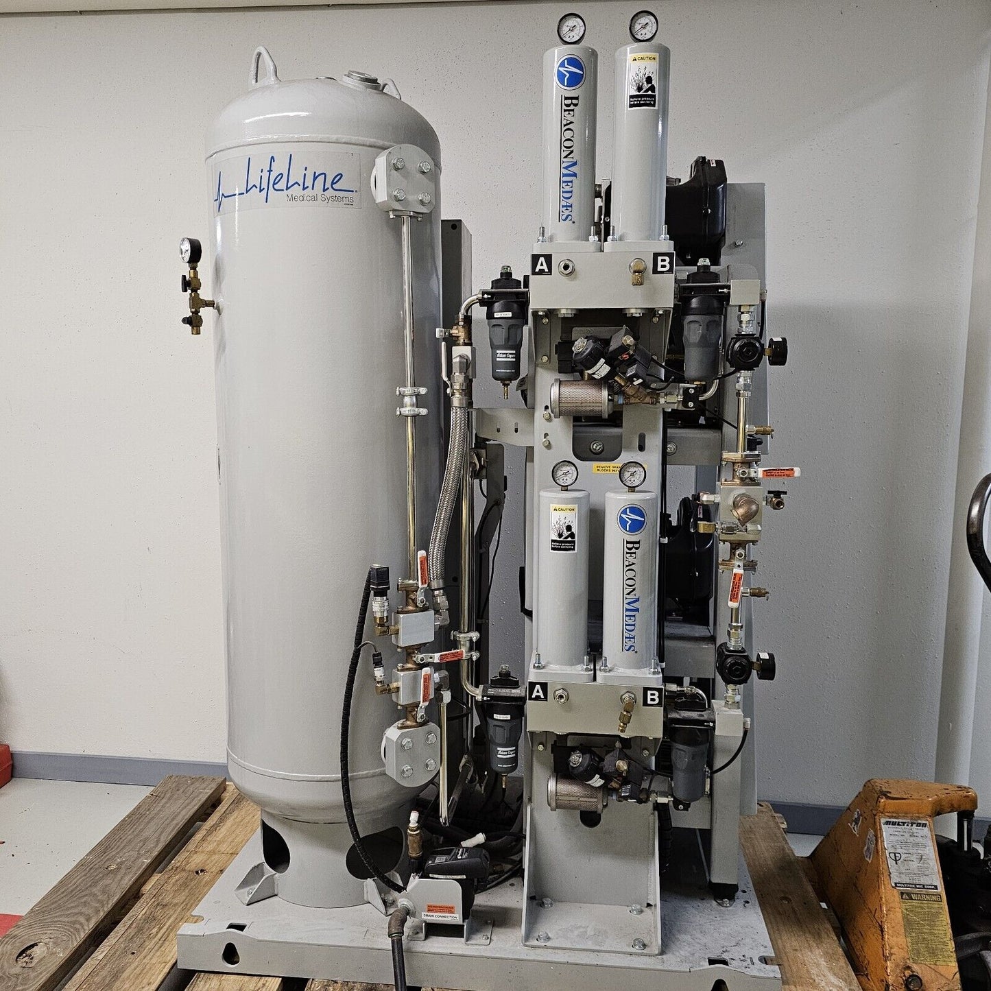 BeaconMedaes Duplex 3HP Oil-Less Scroll Laboratory Air Compressor System 460V
