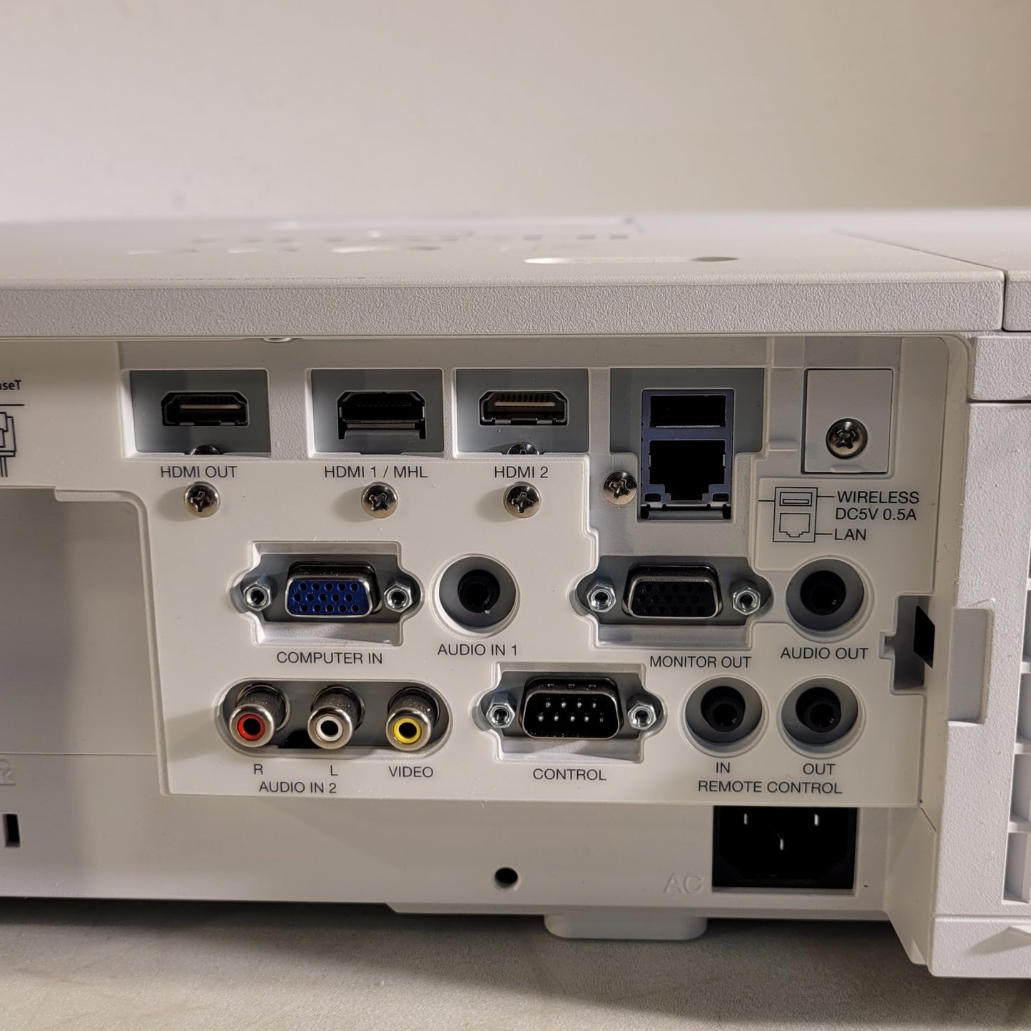 Hitachi CP-WU5505 1920 x 1200 Resolution Projector CP-WU5505GF 1300 Lamp Hours