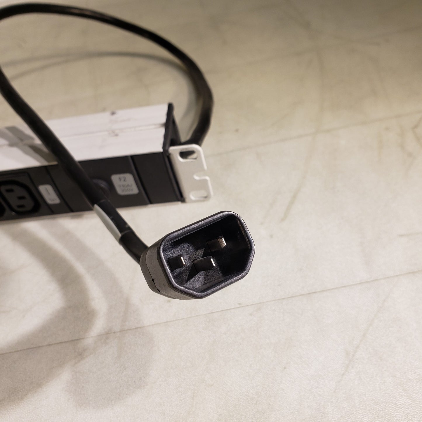 Knurr DI-STRIP Rackmount PDU/Power Strip 10A 250V 19in 9 Outlets 2in Depth